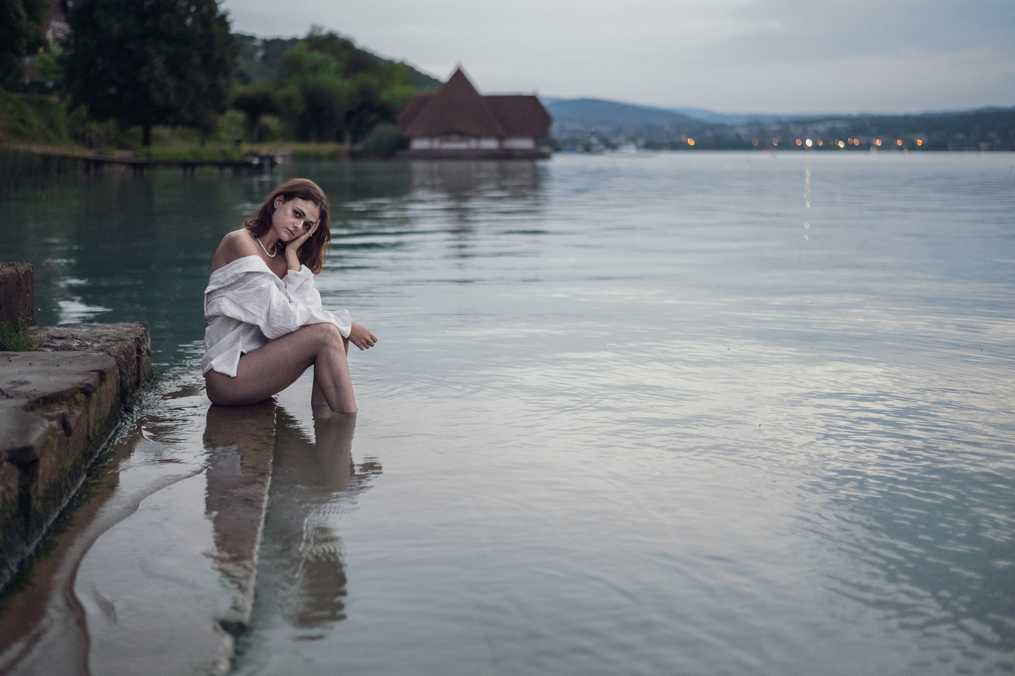 Shooting photo swimwear : Le modèle immergée dans l’eau, ambiance mode et poésie aquatique.