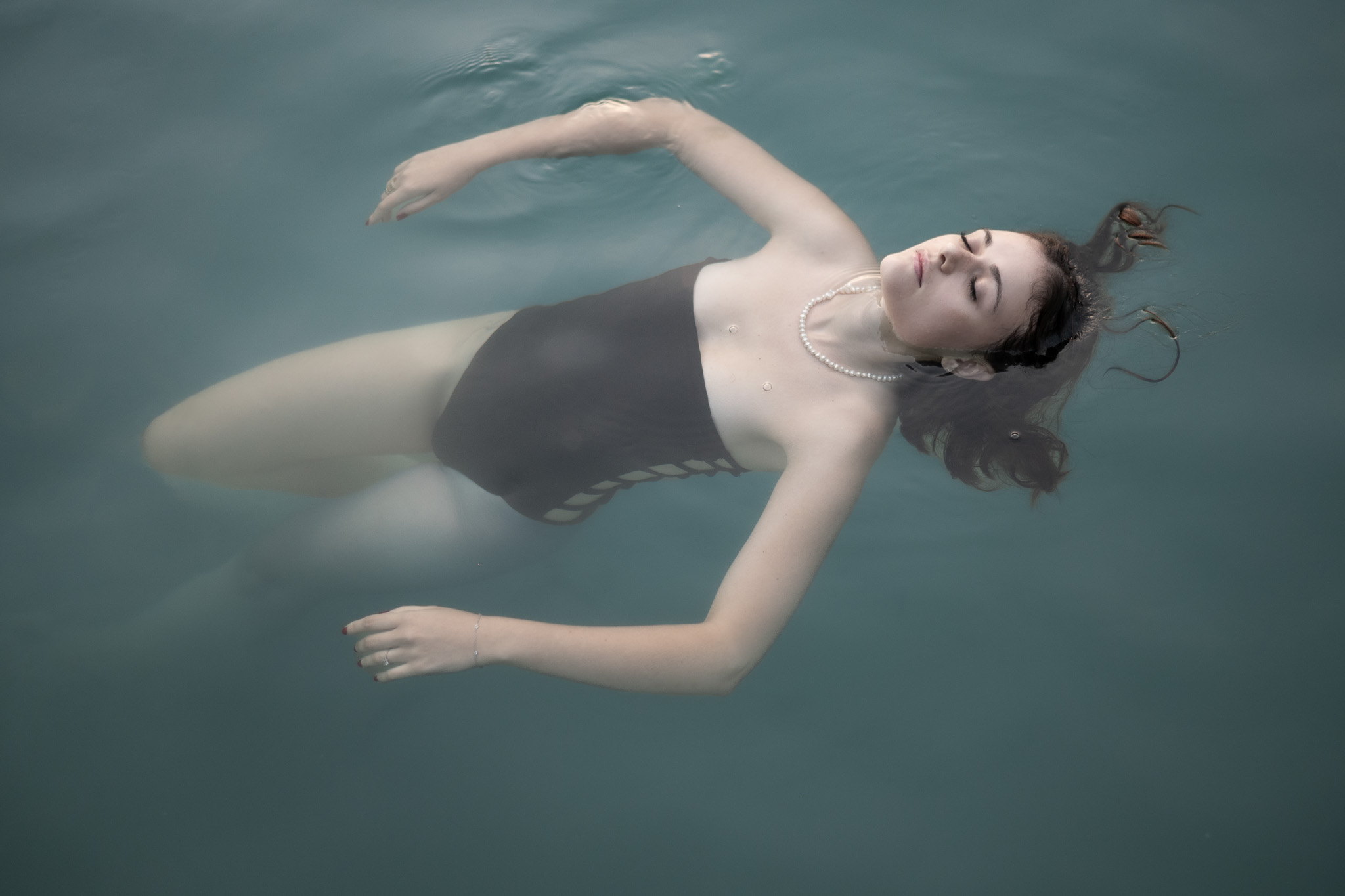 Shooting photo swimwear : Le modèle immergée dans l’eau, ambiance mode et poésie aquatique.