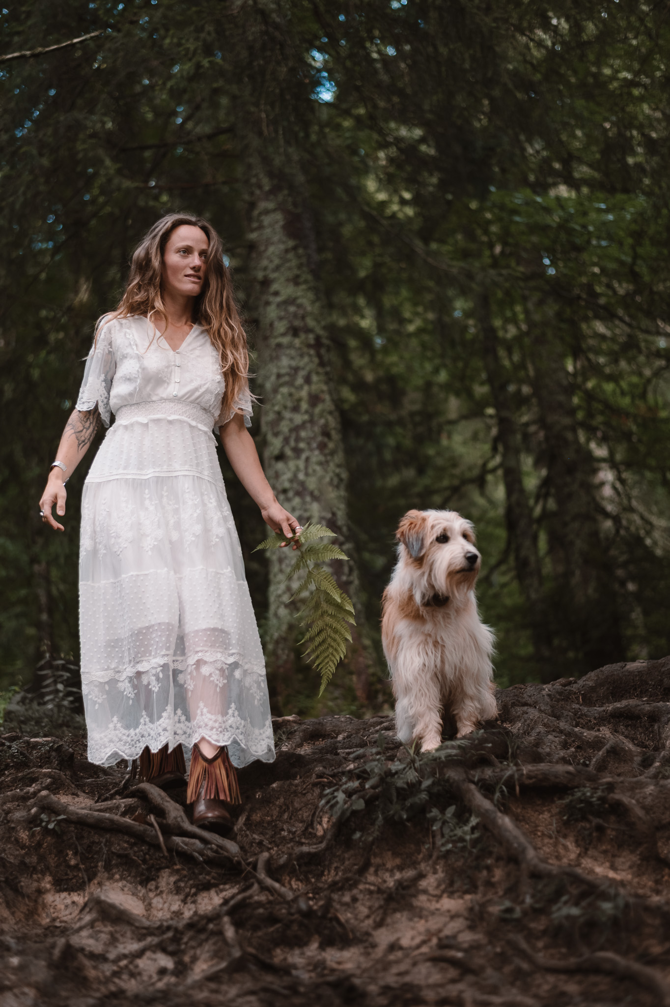 Shooting photo éditorial thème bohème avec chien dans la forêt