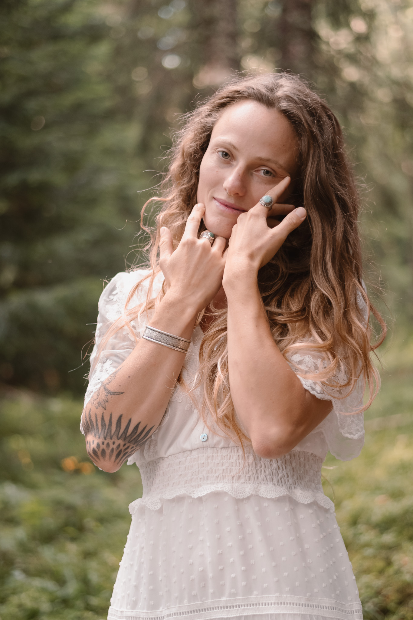 Gros plan sur les détails bohèmes du shooting photo en forêt, ambiance sauvage et authentique.