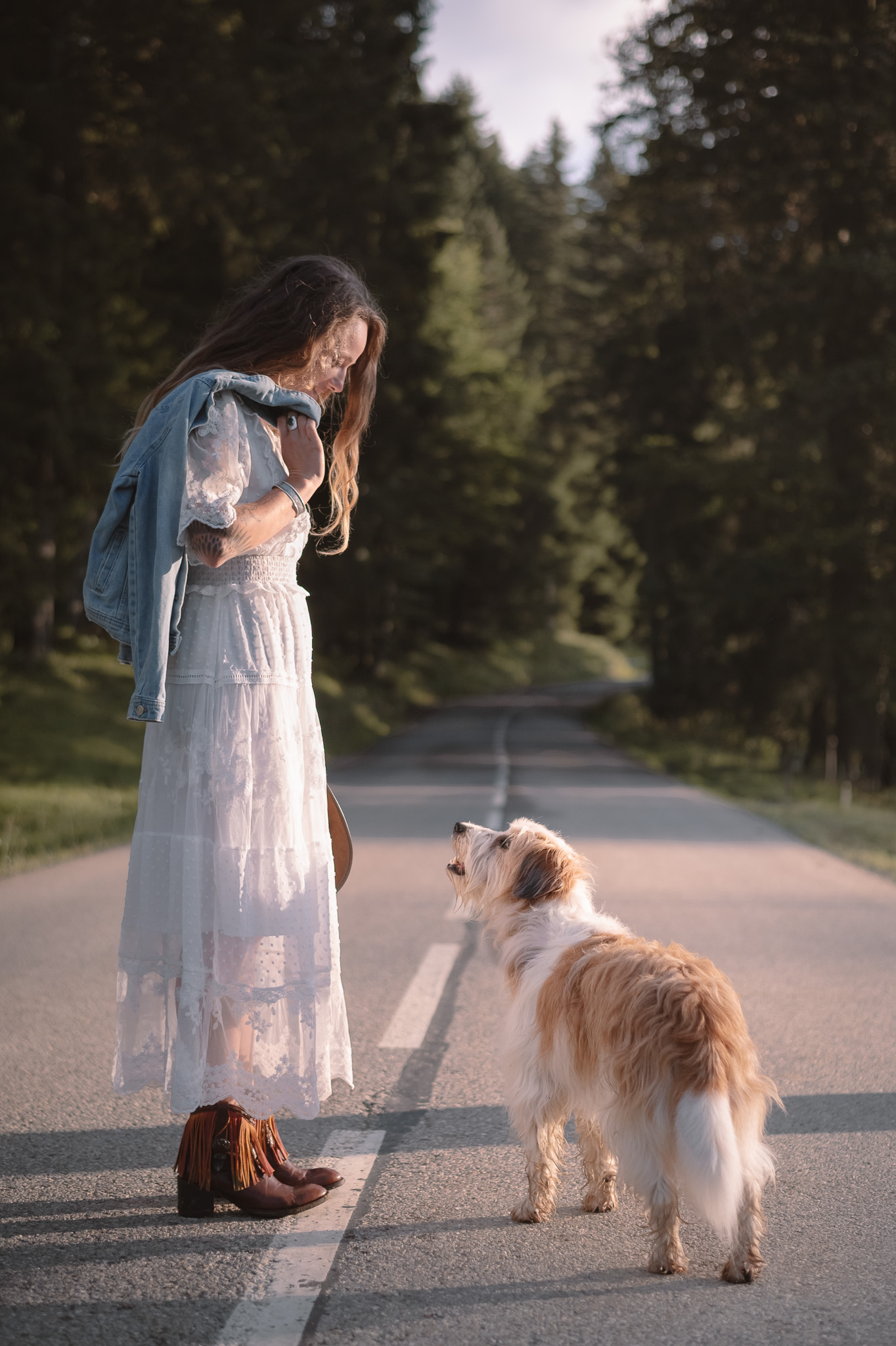 Instant complice entre un chien et son modèle lors d’un shooting photo éditorial en pleine nature.