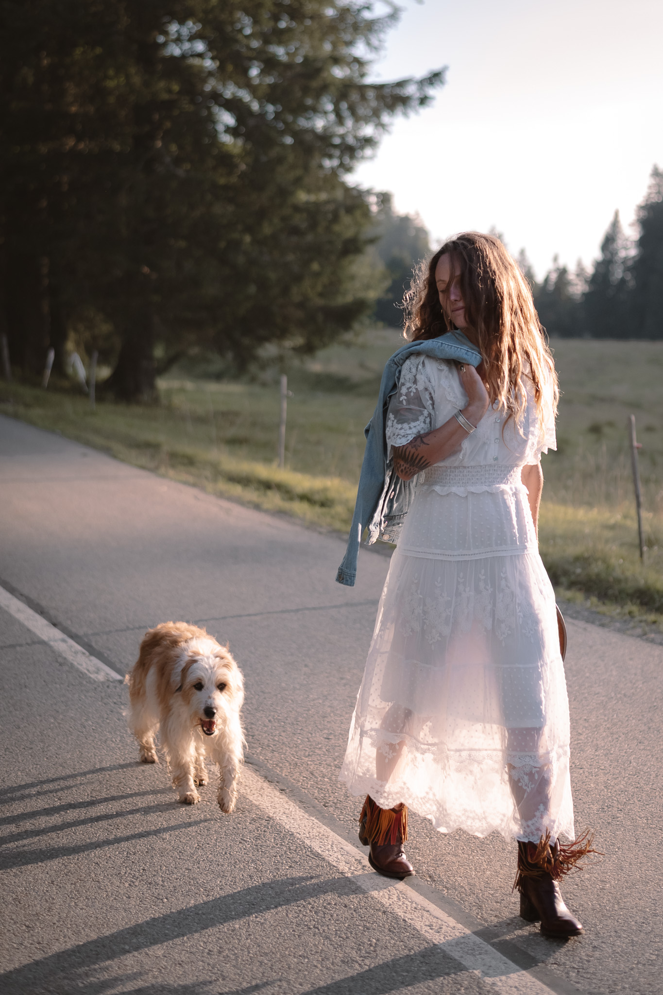 Shooting photo éditorial thème bohème avec chien dans la forêt