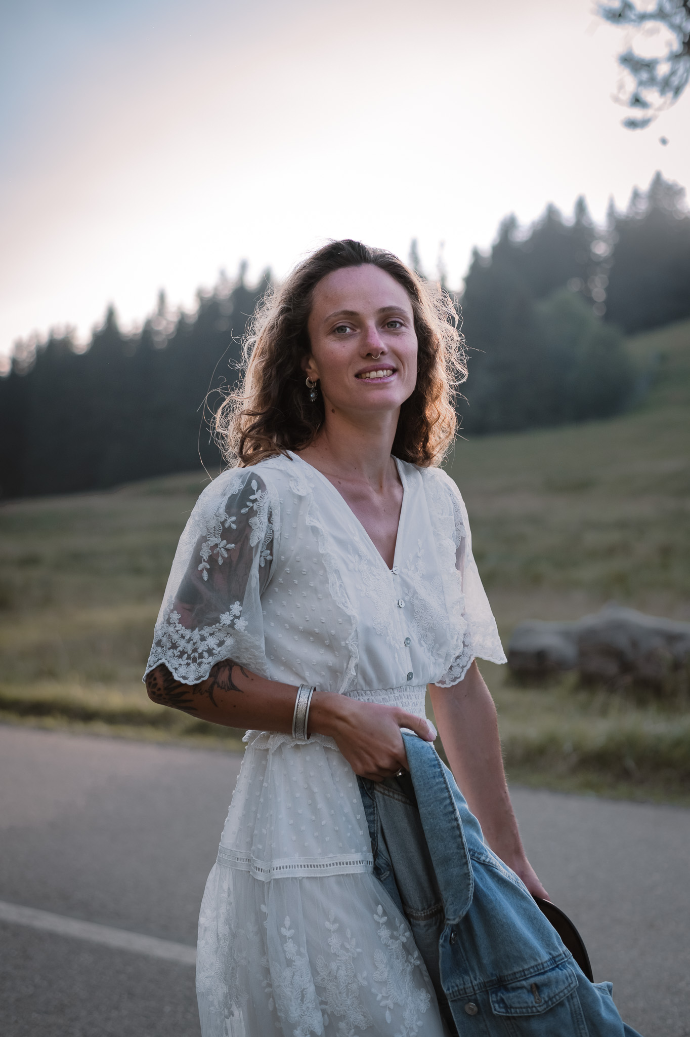 Portrait bohème en forêt, lumière douce et naturelle.