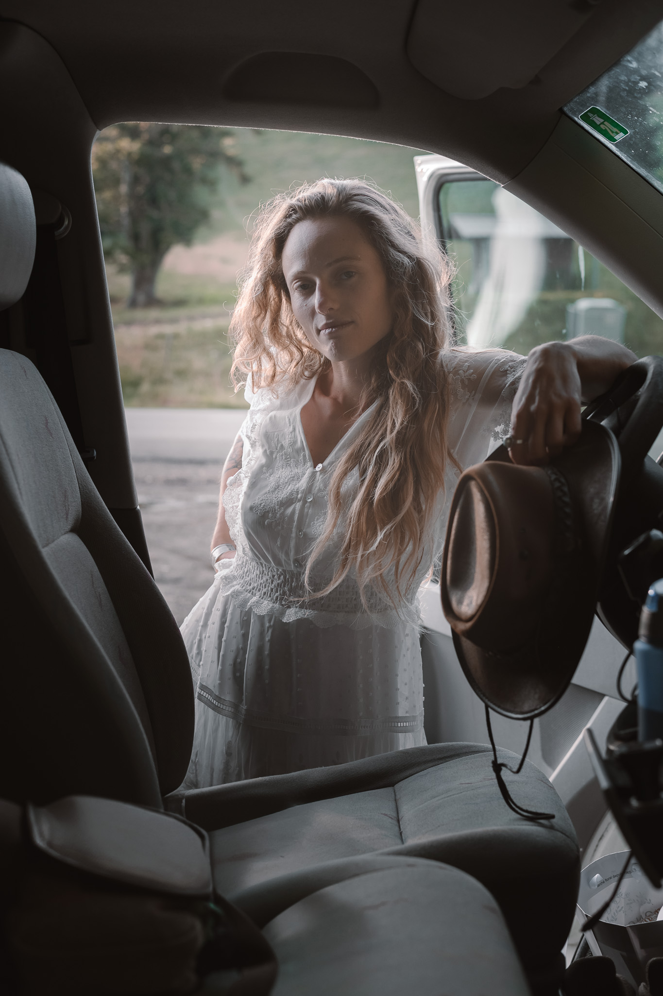 Gros plan sur les détails bohèmes du shooting photo dans une voiture, ambiance sauvage et authentique.