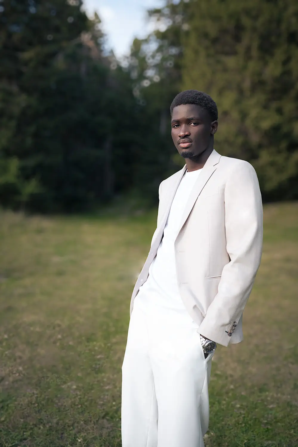 Photographe fashion, éditorial nature en foret avec mannequin peau noire habillé en blanc