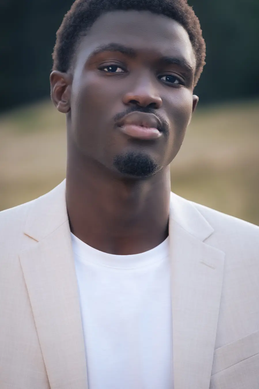 Photographe fashion, éditorial nature en foret avec mannequin peau noire habillé en blanc