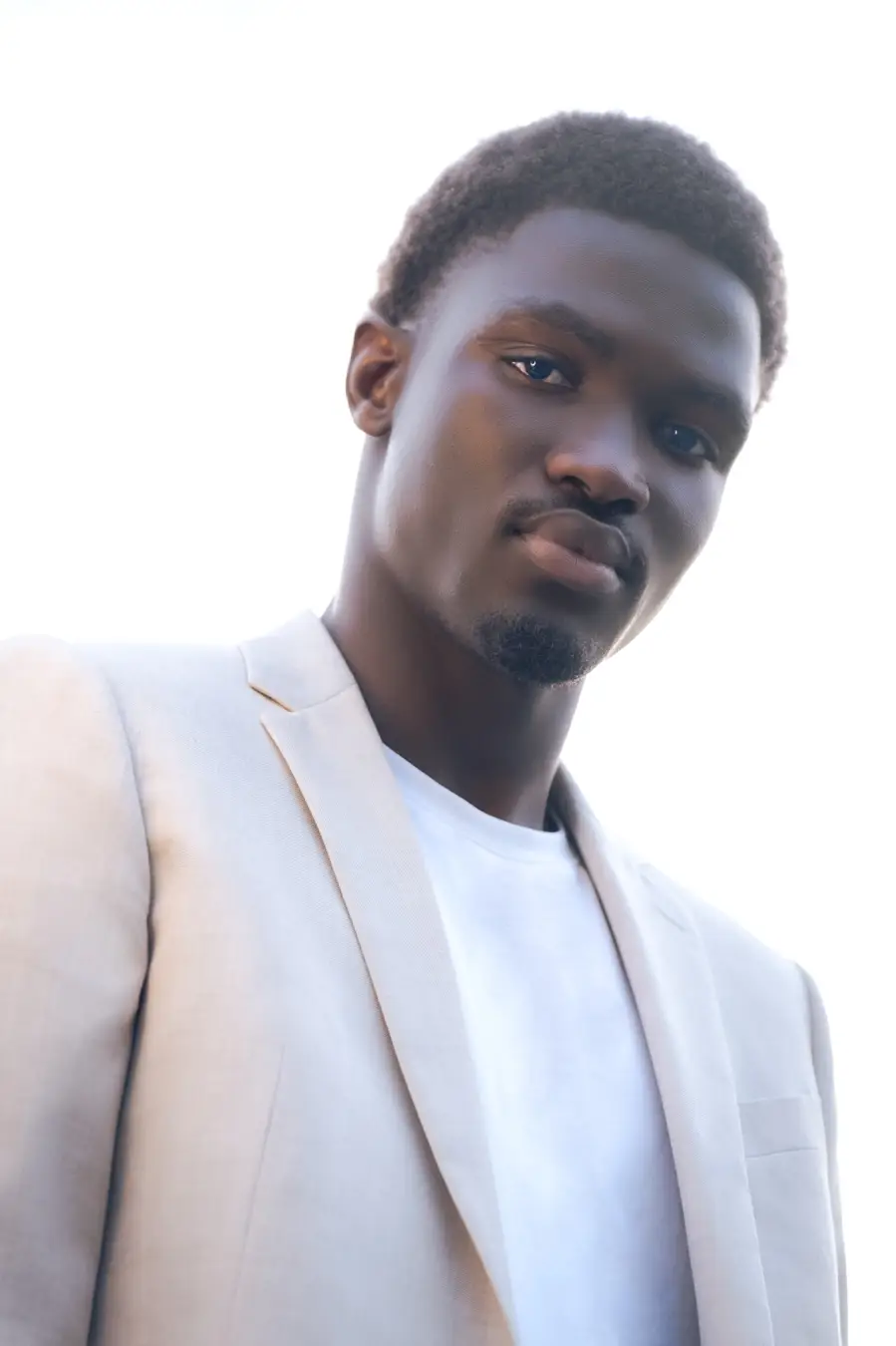 Photographe fashion, éditorial nature en foret avec mannequin peau noire habillé en blanc