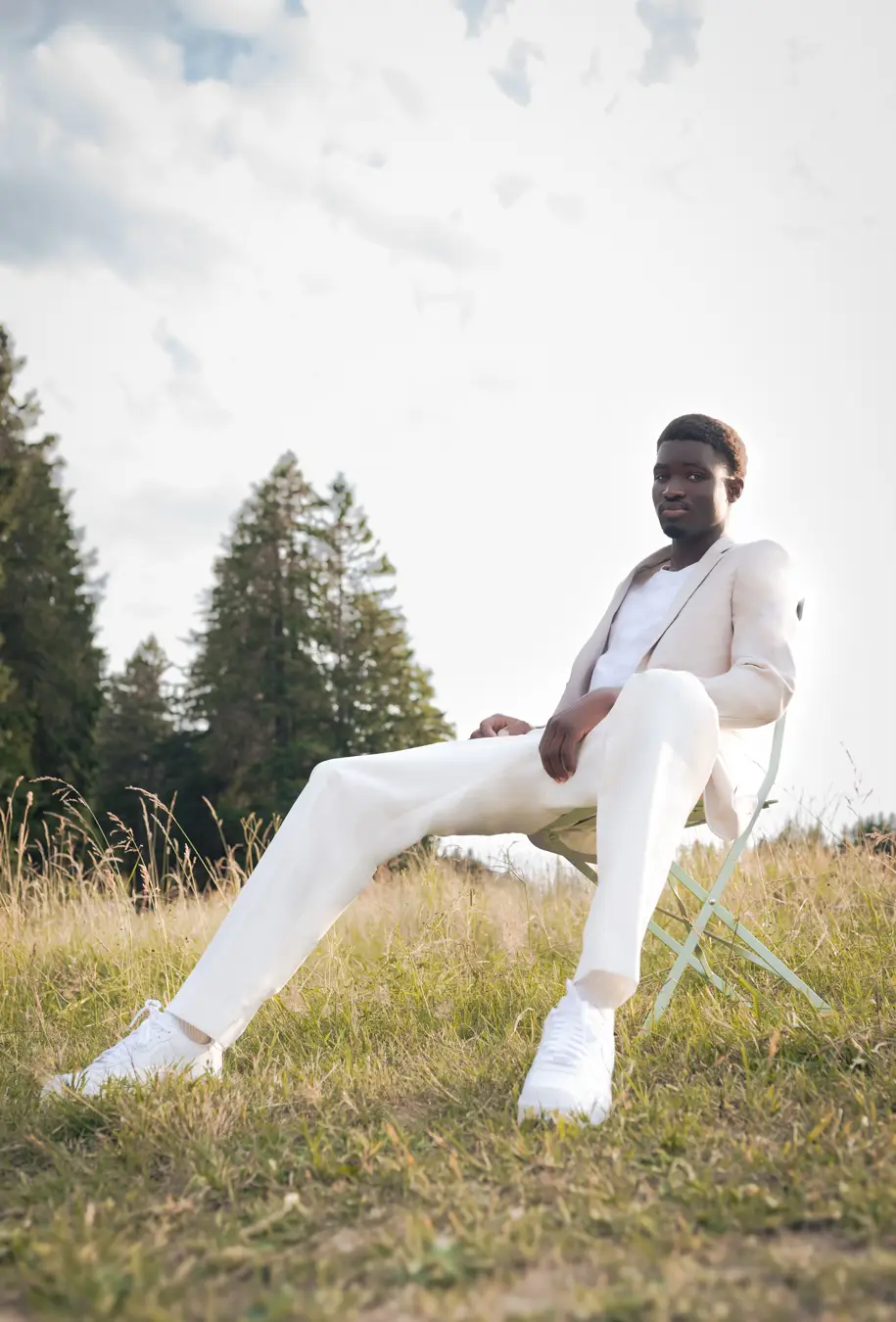 Photographe fashion, éditorial nature en foret avec mannequin peau noire habillé en blanc