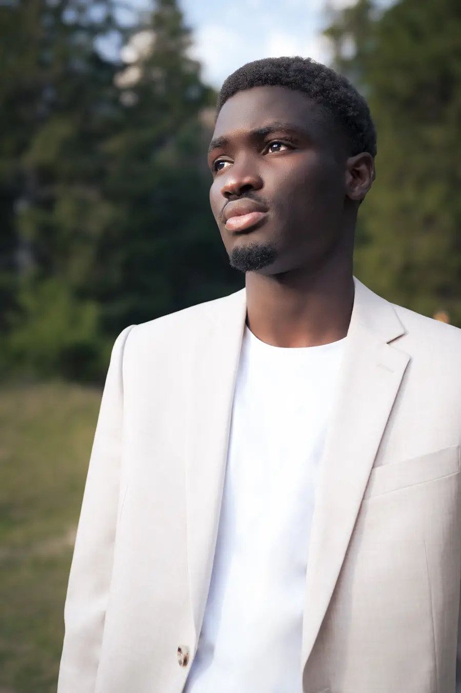 Photographe fashion, éditorial nature en foret avec mannequin peau noire habillé en blanc