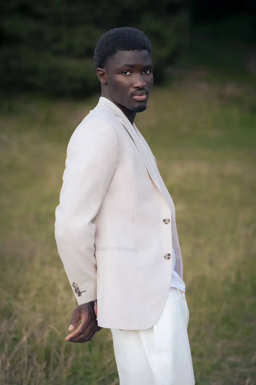 Photographe fashion, éditorial nature en foret avec mannequin peau noire habillé en blanc