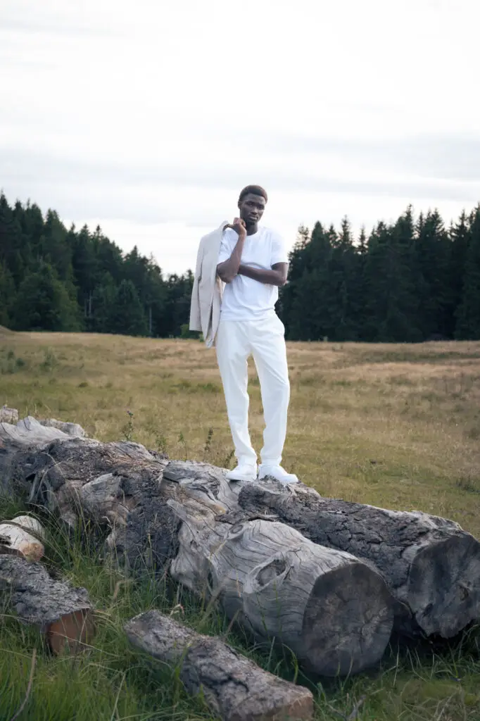 Photographe fashion, éditorial nature en foret avec mannequin peau noire habillé en blanc