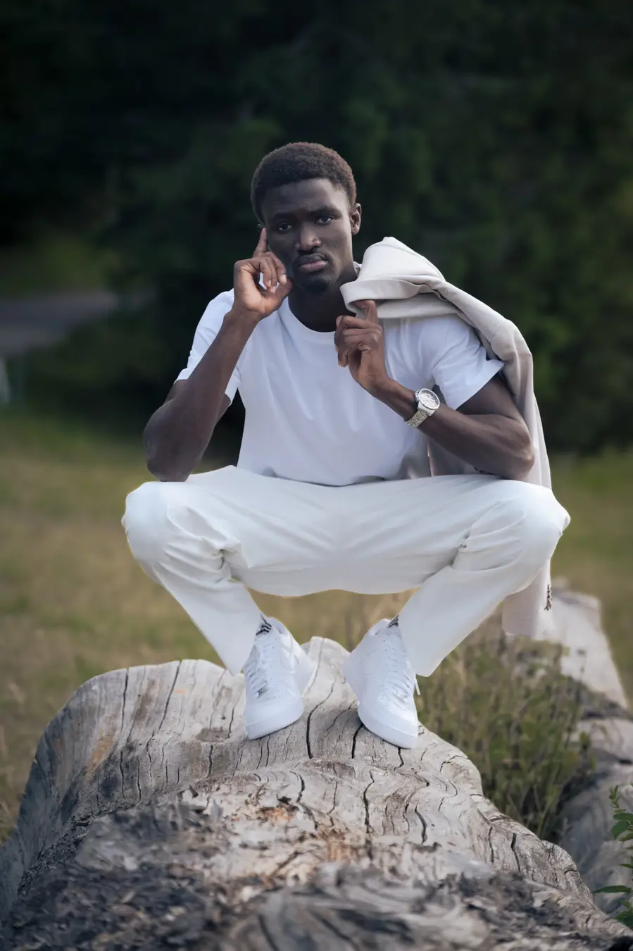 Photographe fashion, éditorial nature en foret avec mannequin peau noire habillé en blanc