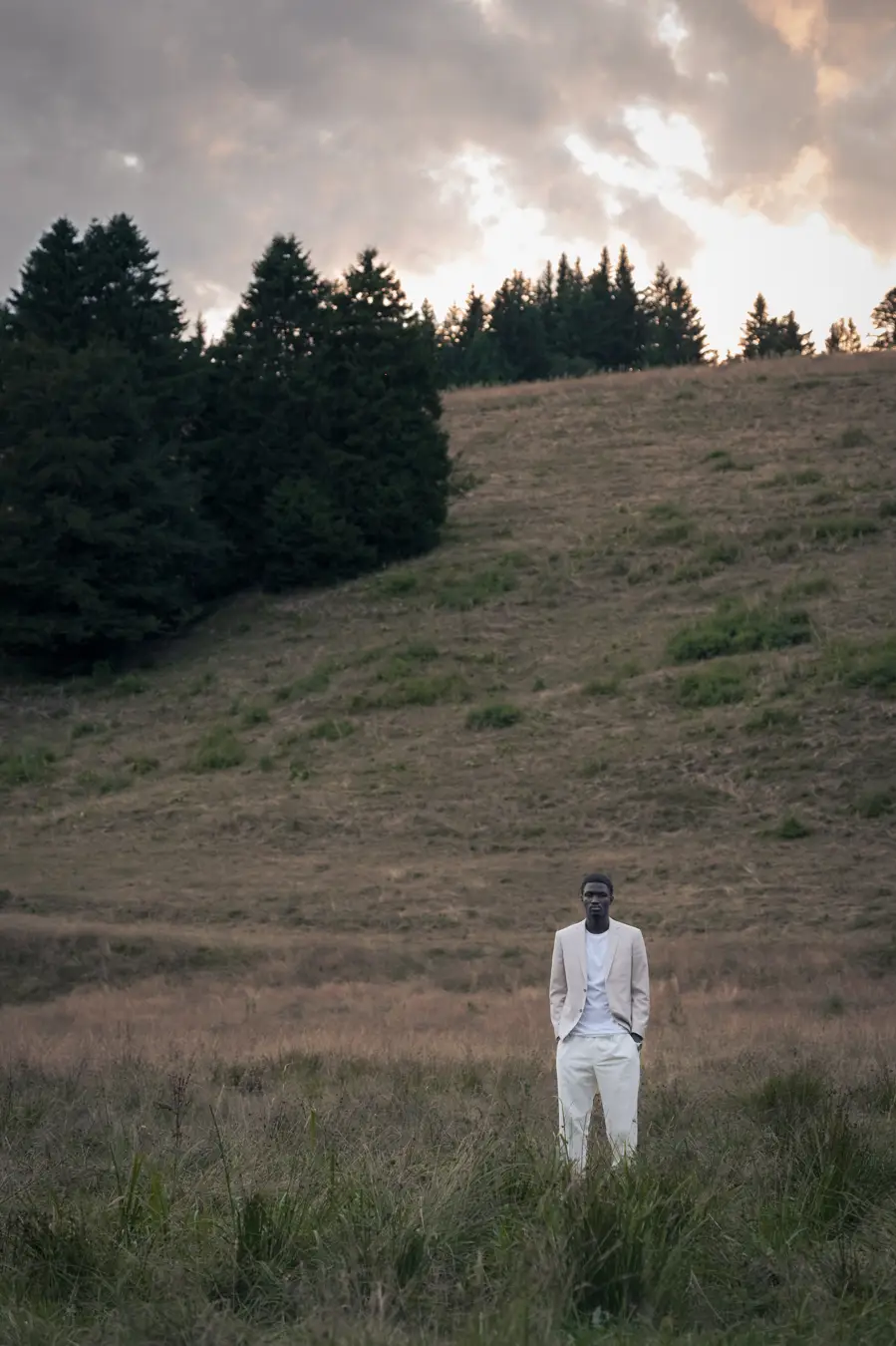 Photographe fashion, éditorial nature en foret avec mannequin peau noire habillé en blanc