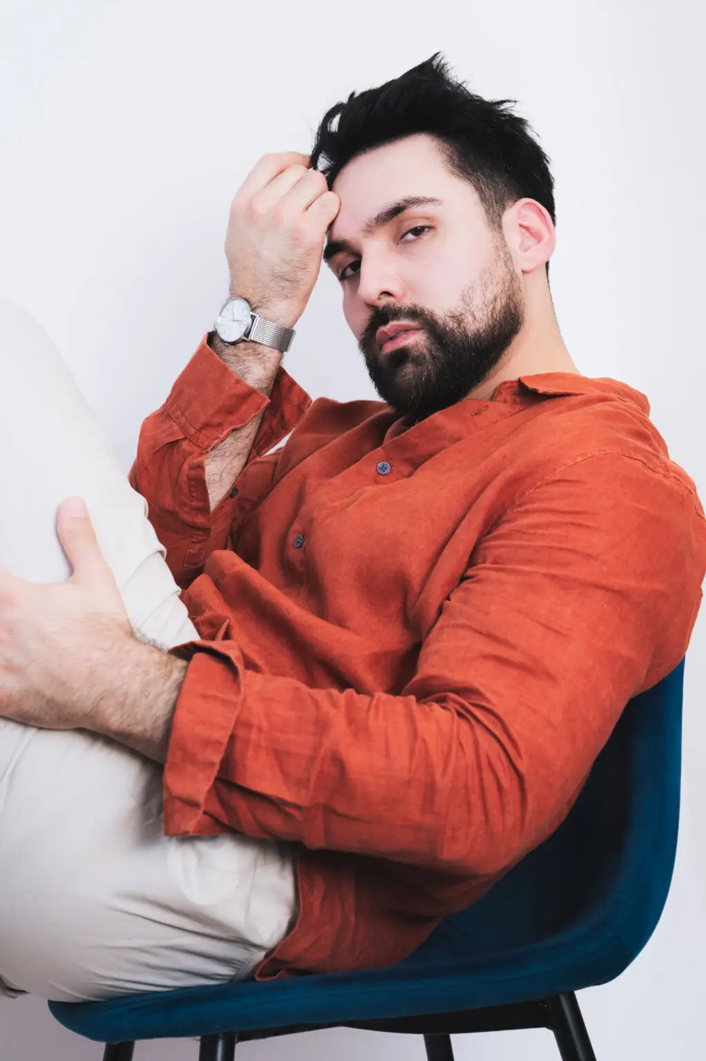 Portrait homme studio type personal branding artiste peintre à Versailles, Paris Ile de France