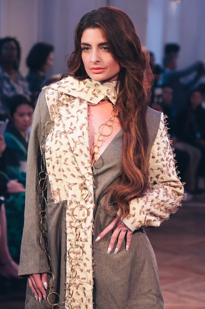 Photographe mode présent à un défilé de mode de GX Fashion week à Paris pour designers vêtements, créateurs de bijoux et modèles