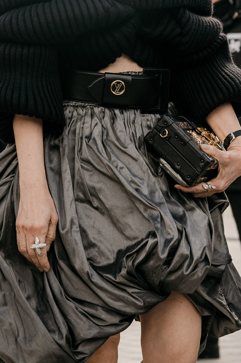 Influencer portrait outside Louis Vuitton, Paris Fashion Week March 2026 — Carmen-Laura Studio