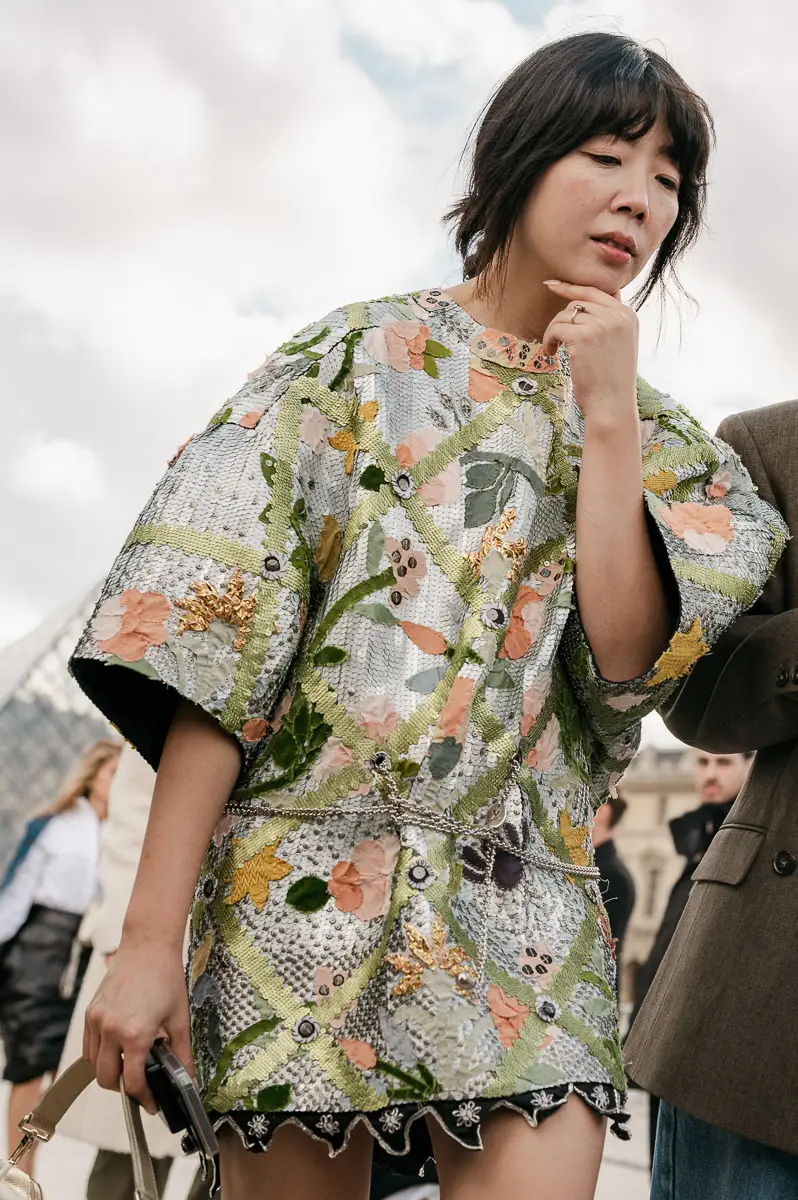 Full-length street style portrait, influencer at the Louis Vuitton exit, Paris Fashion Week FW26 March 2026 — Carmen-Laura Studio