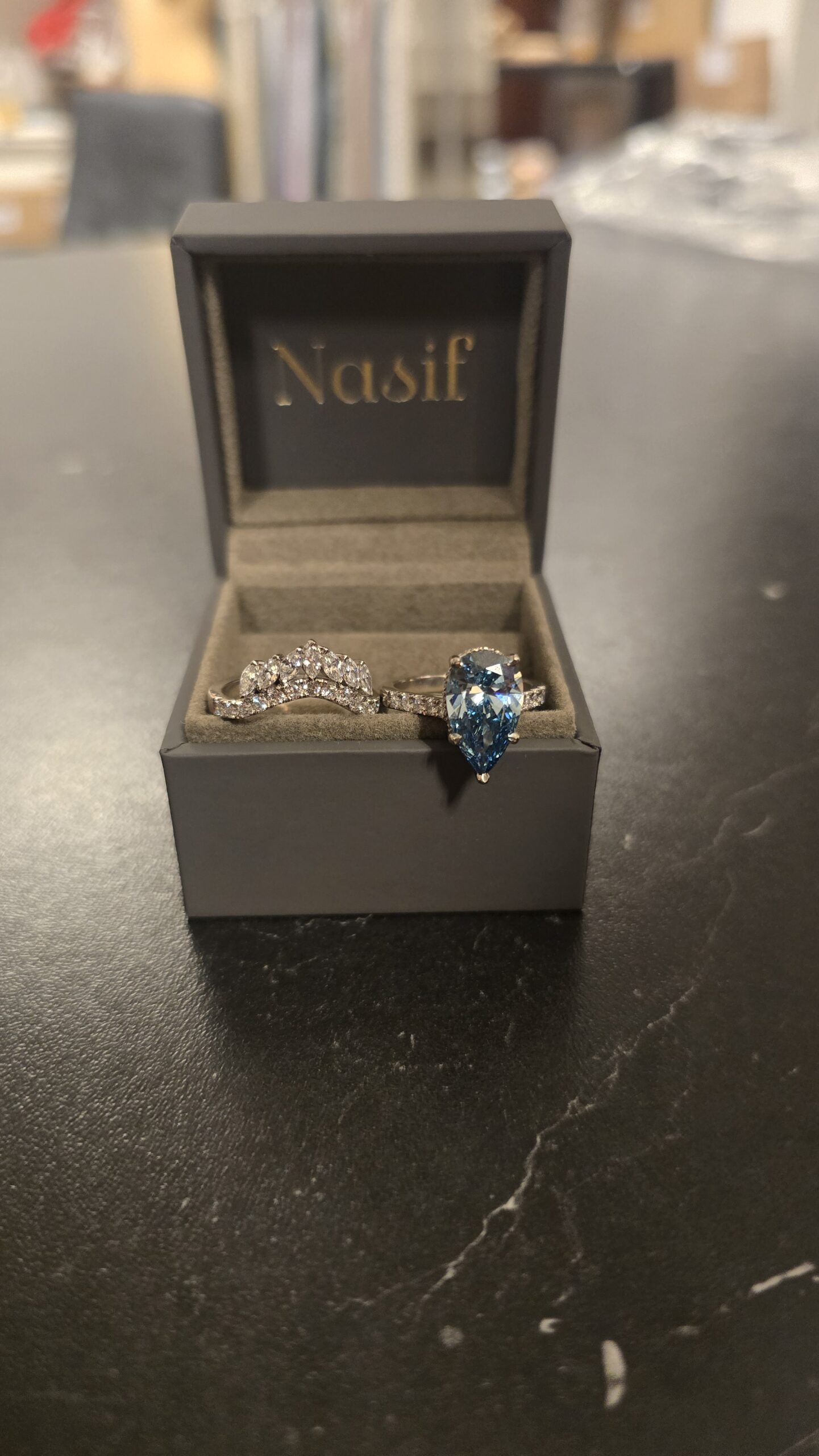 Bijou artisan sur mesure Nasif Jewellery Paris — photographie bijouterie artisanale, reportage artisan Versailles, mise en valeur bijou créateur, jewelry photography Carmen-Laura Studio