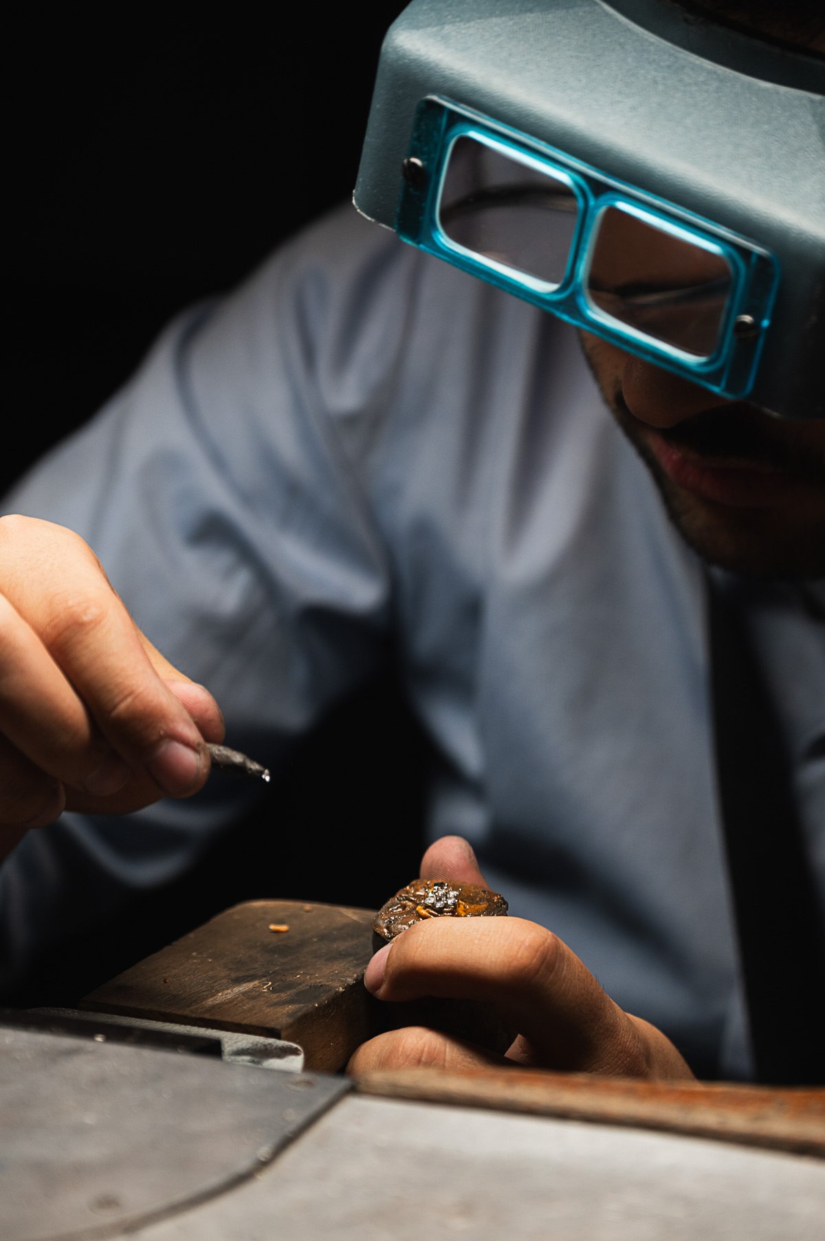 Reportage artisan bijoutier Paris Versailles — mise en valeur travail artisan bijoutier, photographe artisan portrait, jewelry designer, Carmen-Laura Studio reportage métiers artisanat