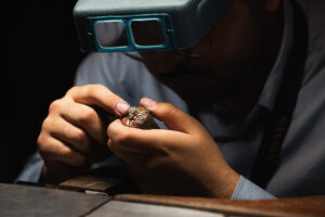 Interview et reportage photo artisan bijoutier – les coulisses de Nasif Jewellery