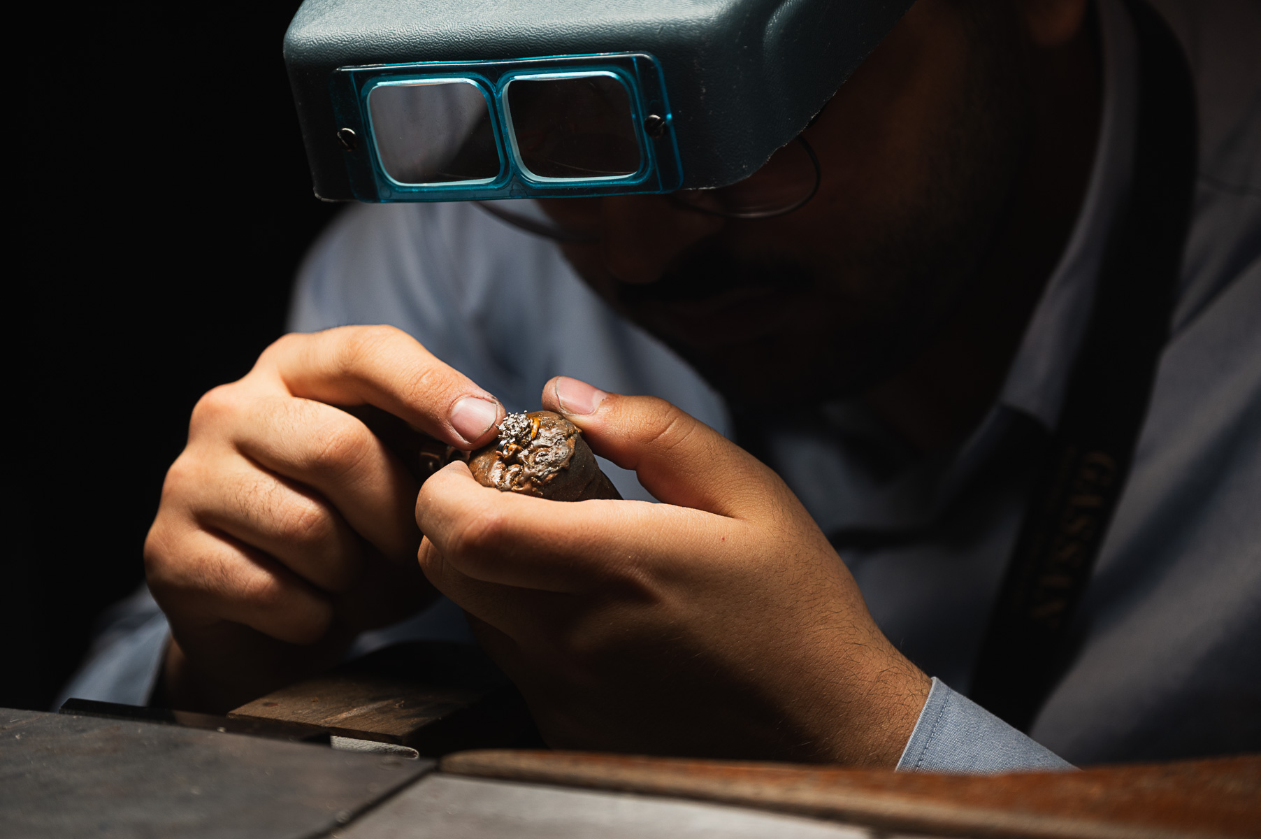 Portrait artisan bijoutier Nasif Jewellery Paris — photographe reportage artisan Versailles, mise en valeur travail bijoutier créateur, jewelry designer, Carmen-Laura Studio