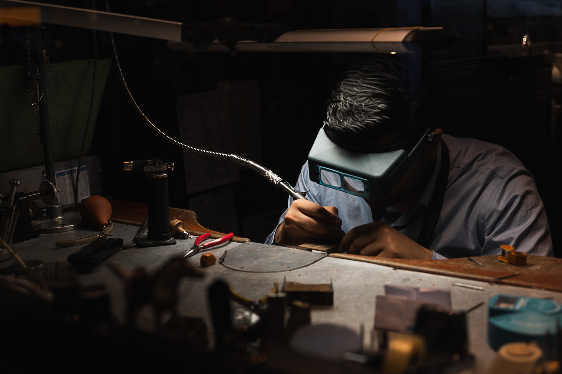 Portrait artisan bijoutier Nasif Jewellery Paris — photographe reportage artisan Versailles, mise en valeur travail bijoutier créateur, jewelry designer, Carmen-Laura Studio