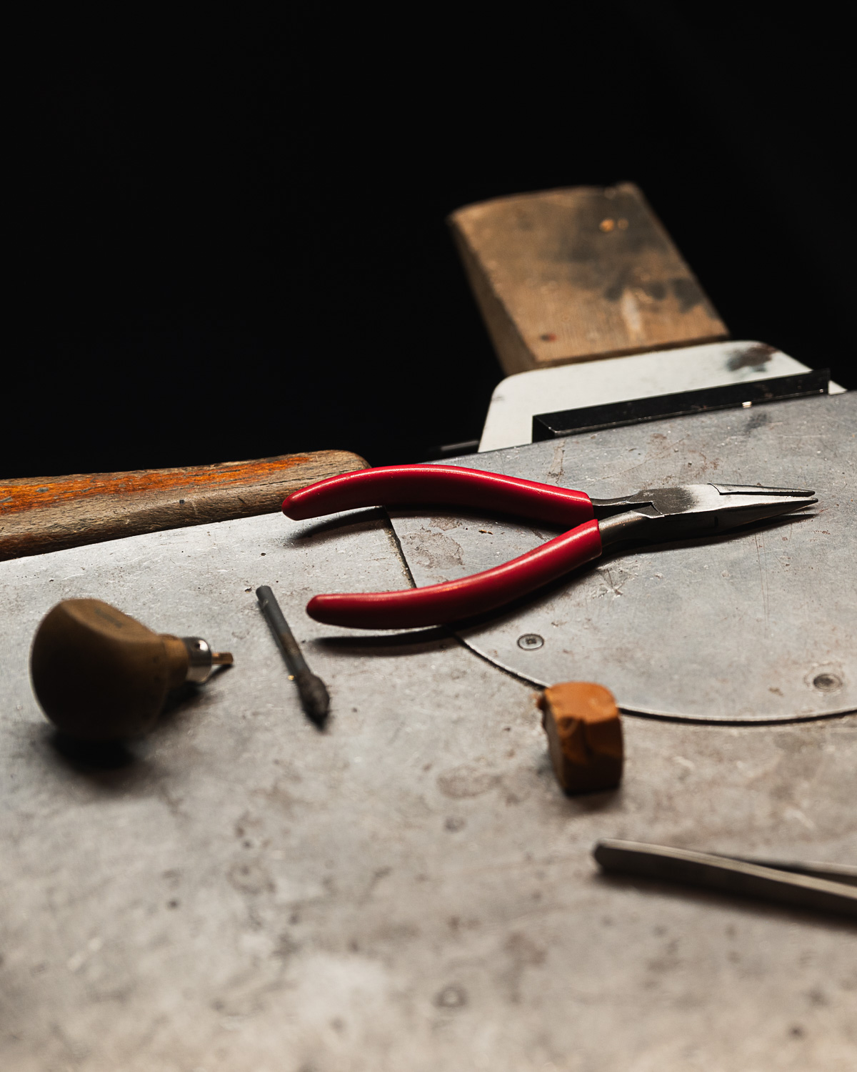 Mise en valeur travail artisan bijoutier — reportage métiers artisanat Paris Versailles, jewelry designer processus création sur mesure, photographe artisan Carmen-Laura Studio