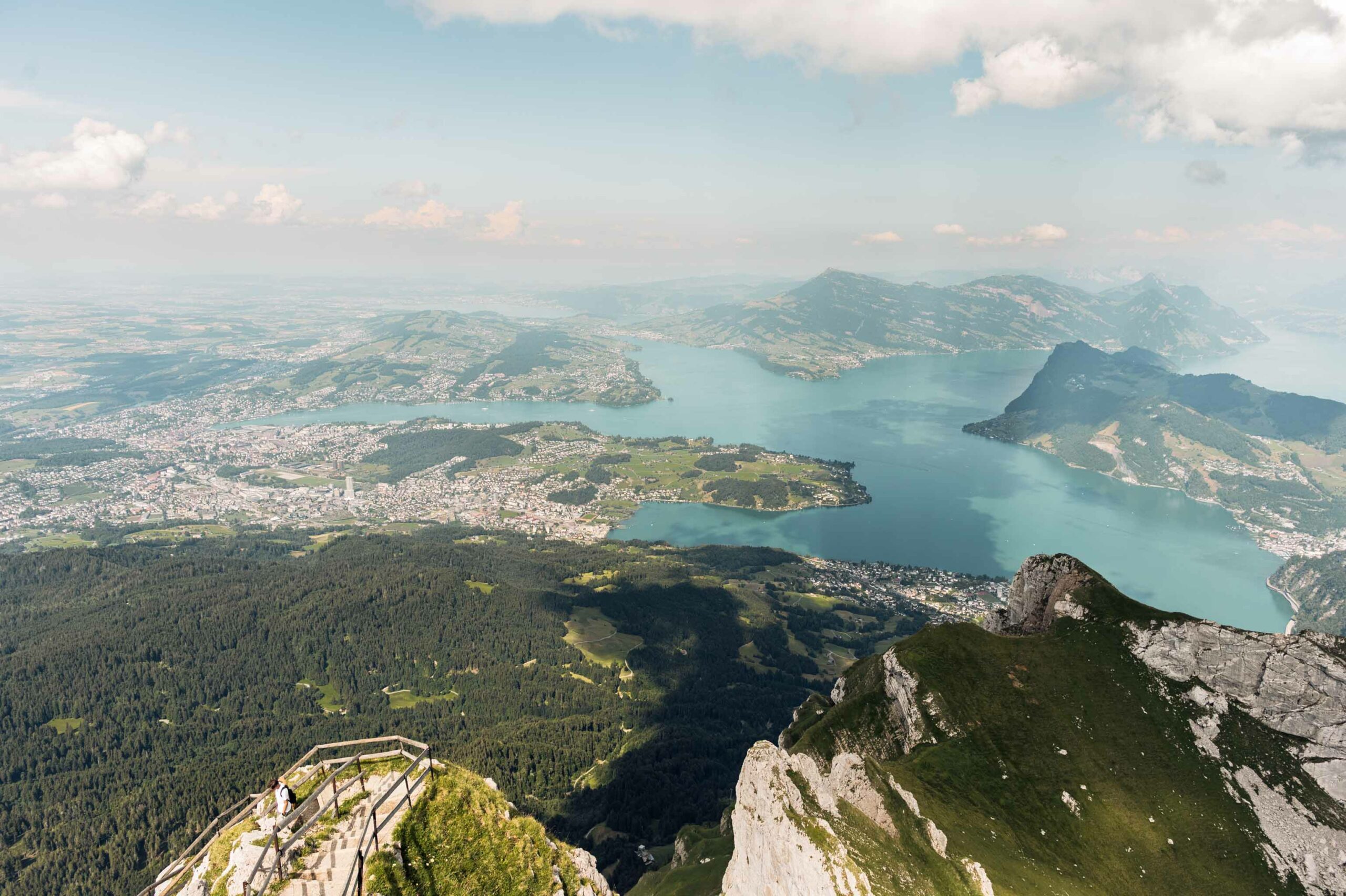 Le lac des Quatre-Cantons vu du Pilatus, montagnes voilées l'après-midi