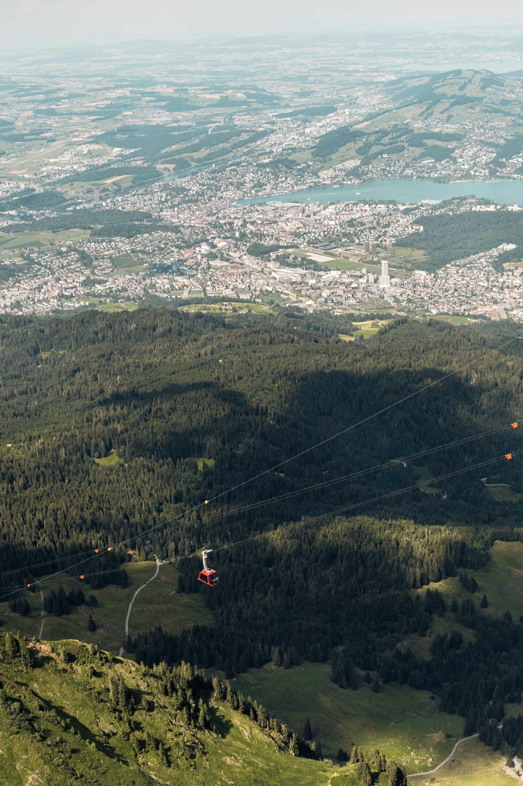 La montée en télécabine depuis Kriens, au-dessus des prés, vers le Pilatus