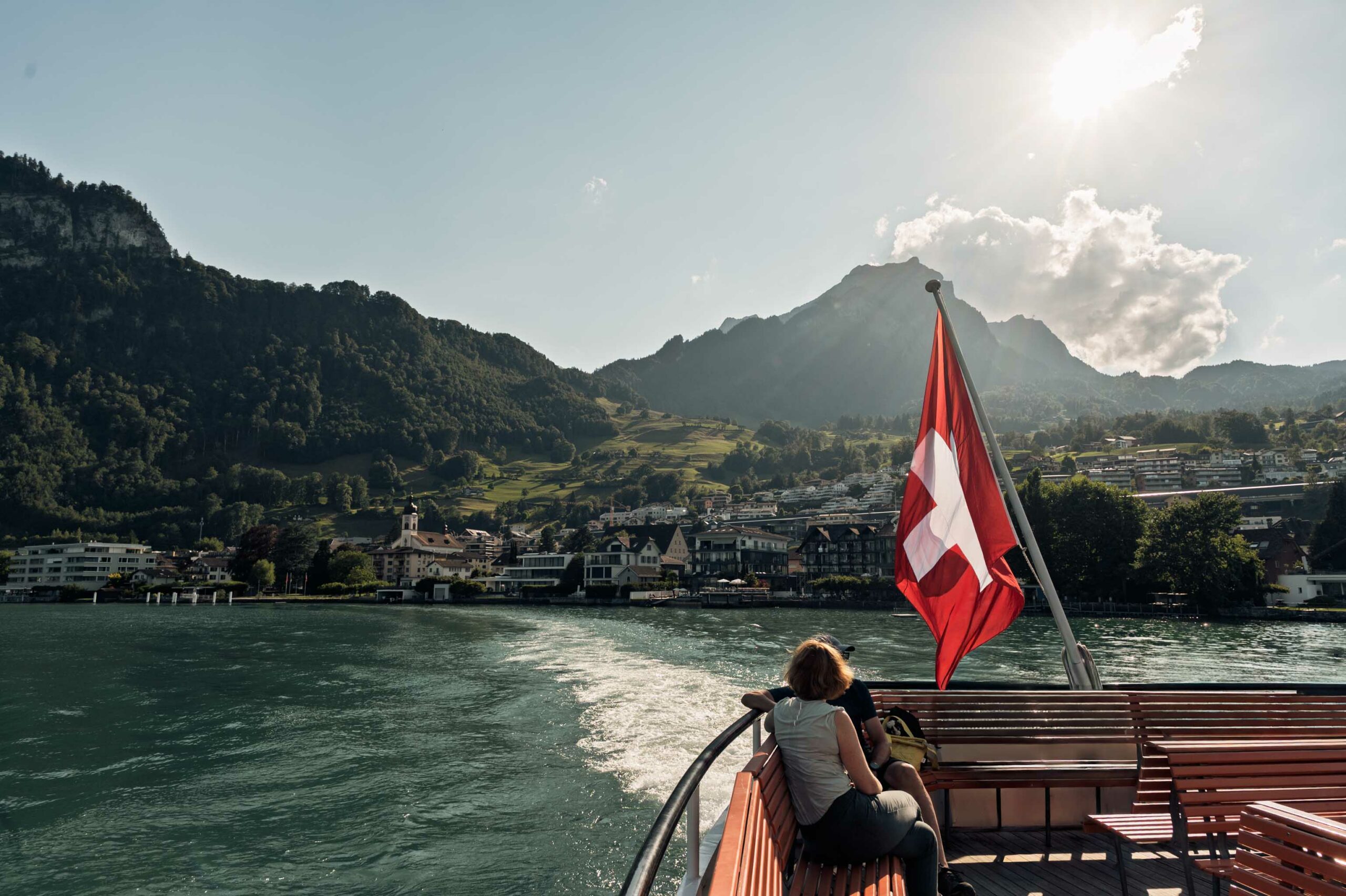 Les rives du lac des Quatre-Cantons vues depuis le bateau