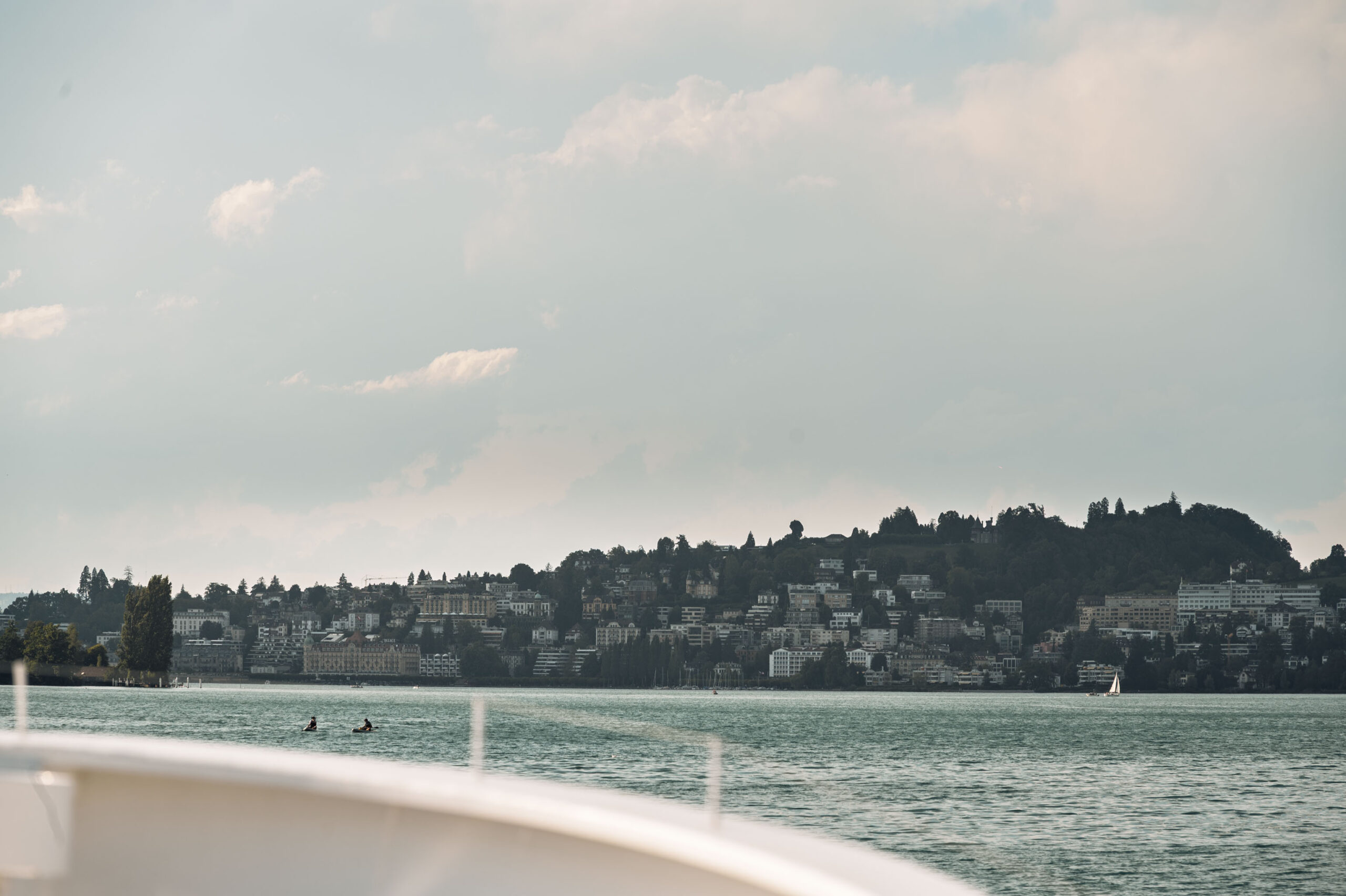 L'arrivée sur Lucerne en bateau, au coucher du soleil