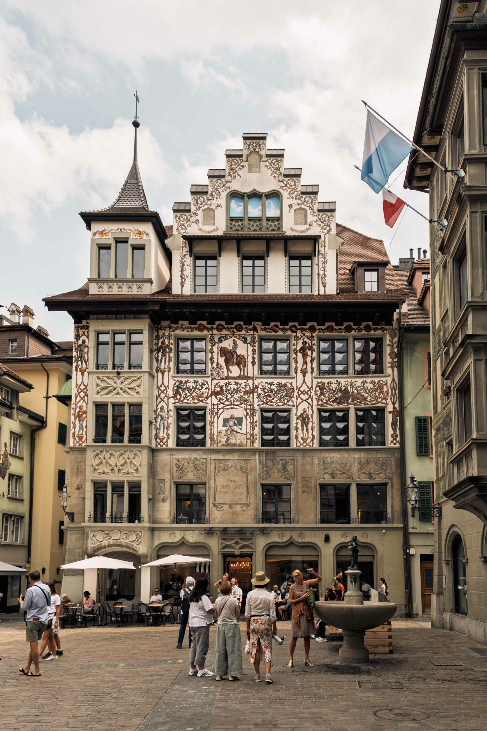Les façades peintes de la place du Weinmarkt, vieille ville de Lucerne