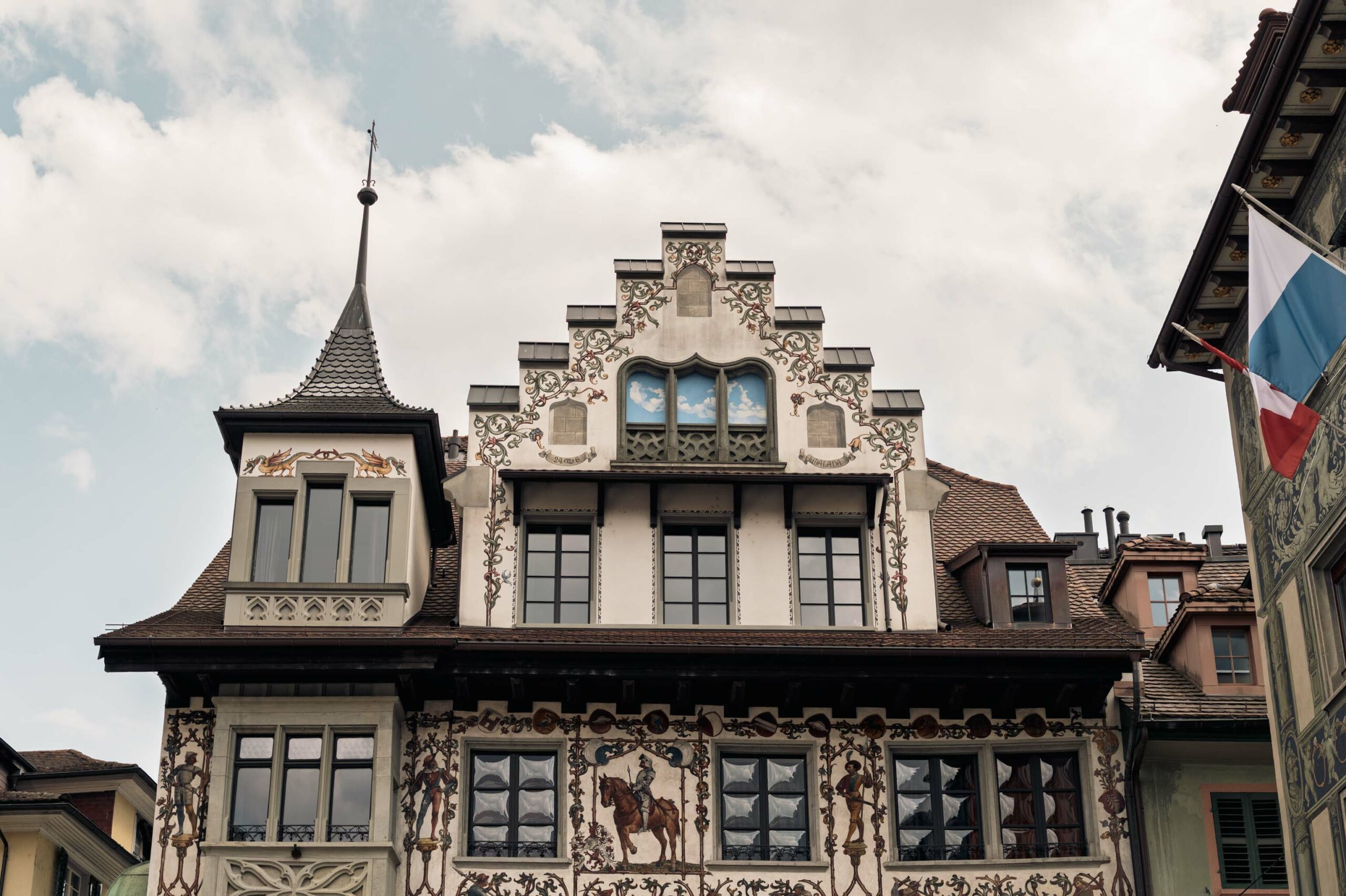 Les façades peintes de la vieille ville de Lucerne, vues d'en bas