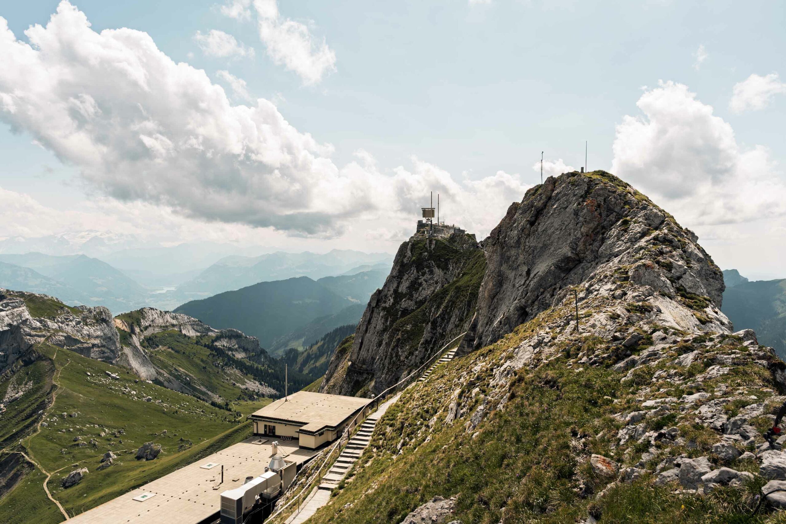 Le chemin du tour du sommet du Pilatus, en direction de la Croix