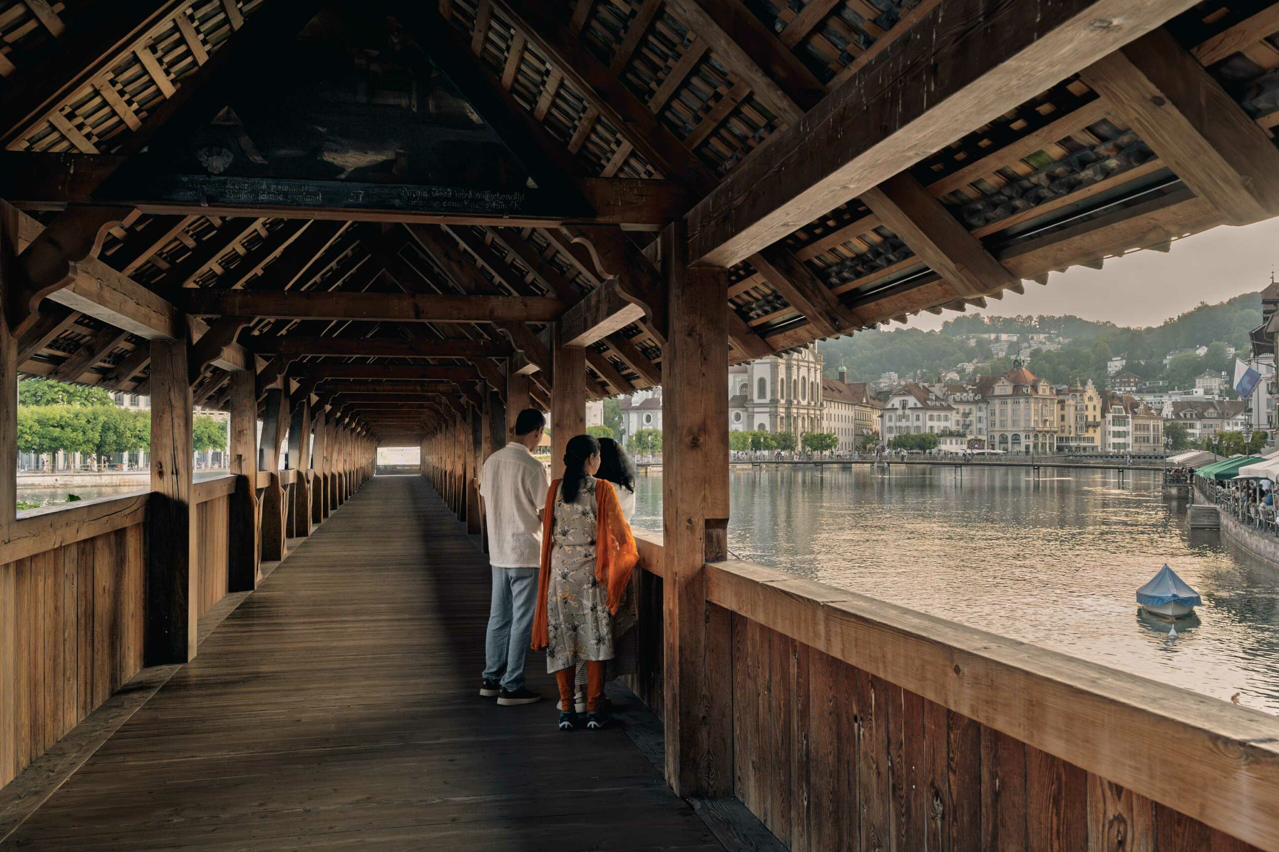 Le Kapellbrücke et sa tour d'eau vus depuis la rive nord de la Reuss
