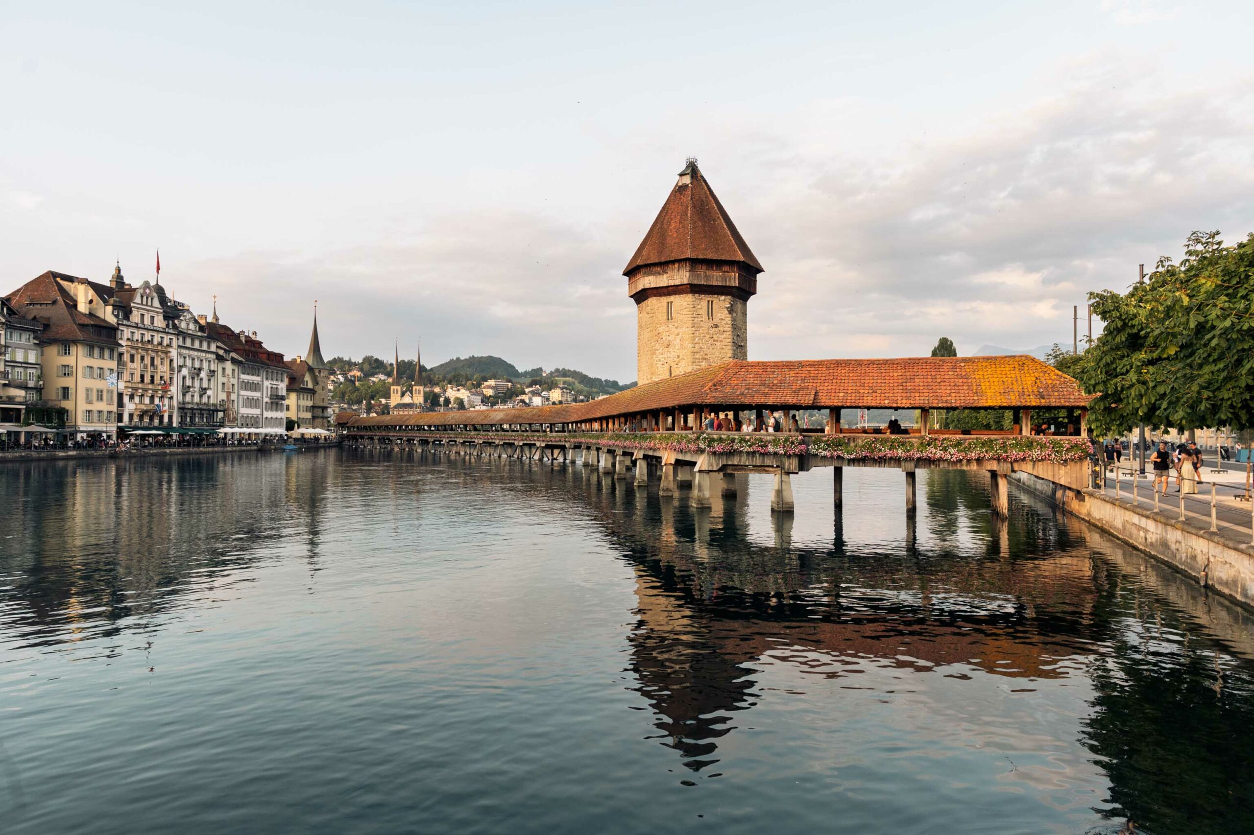 Le Kapellbrücke de Lucerne éclairé par la lumière de fin de journée