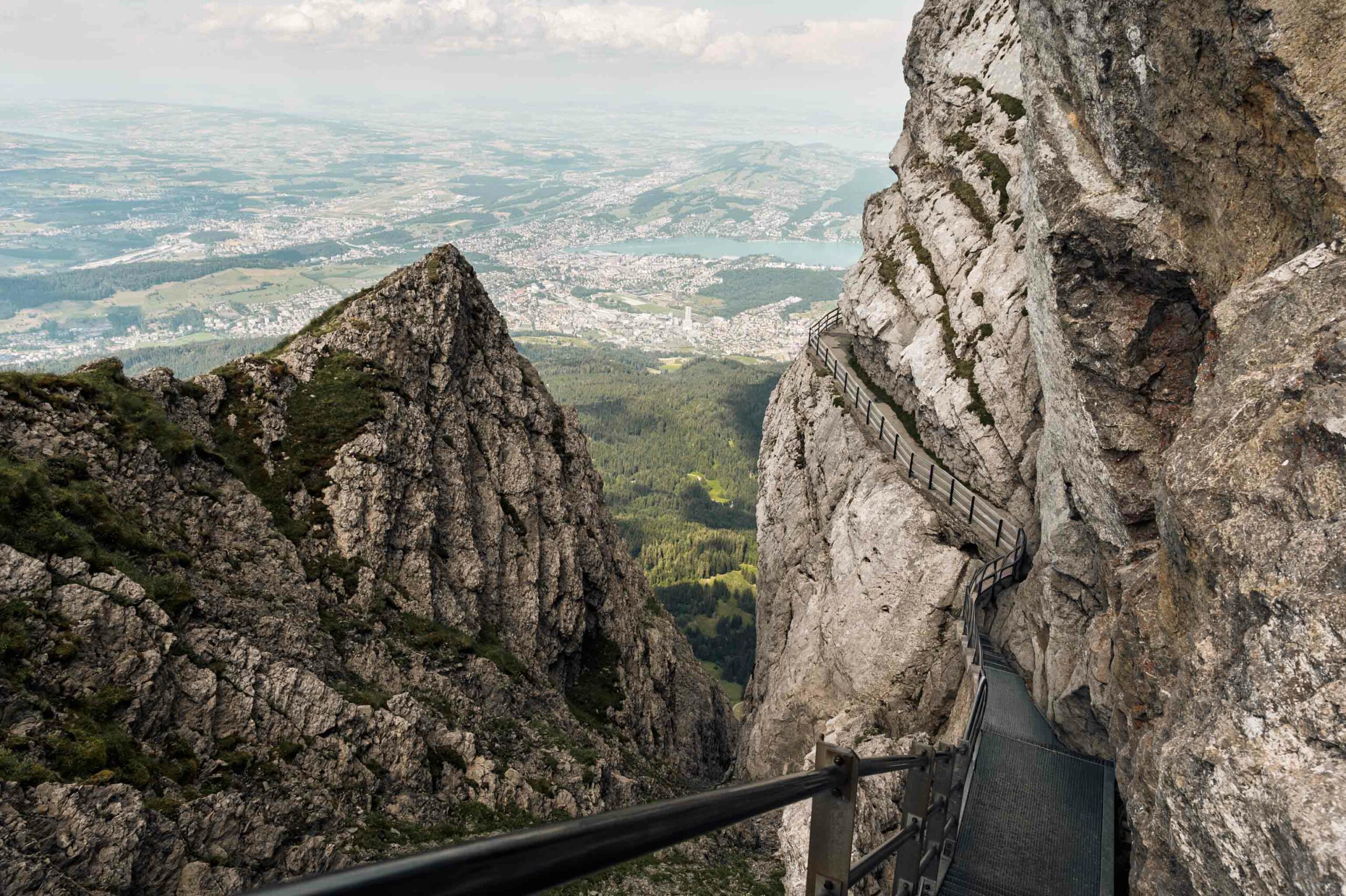 Les escaliers du chemin de crête au sommet du Pilatus