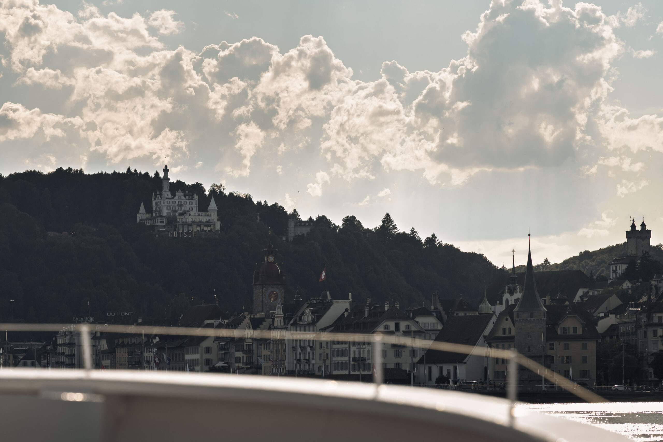 Le Château Gütsch aperçu depuis le bateau, sur les hauteurs de Lucerne