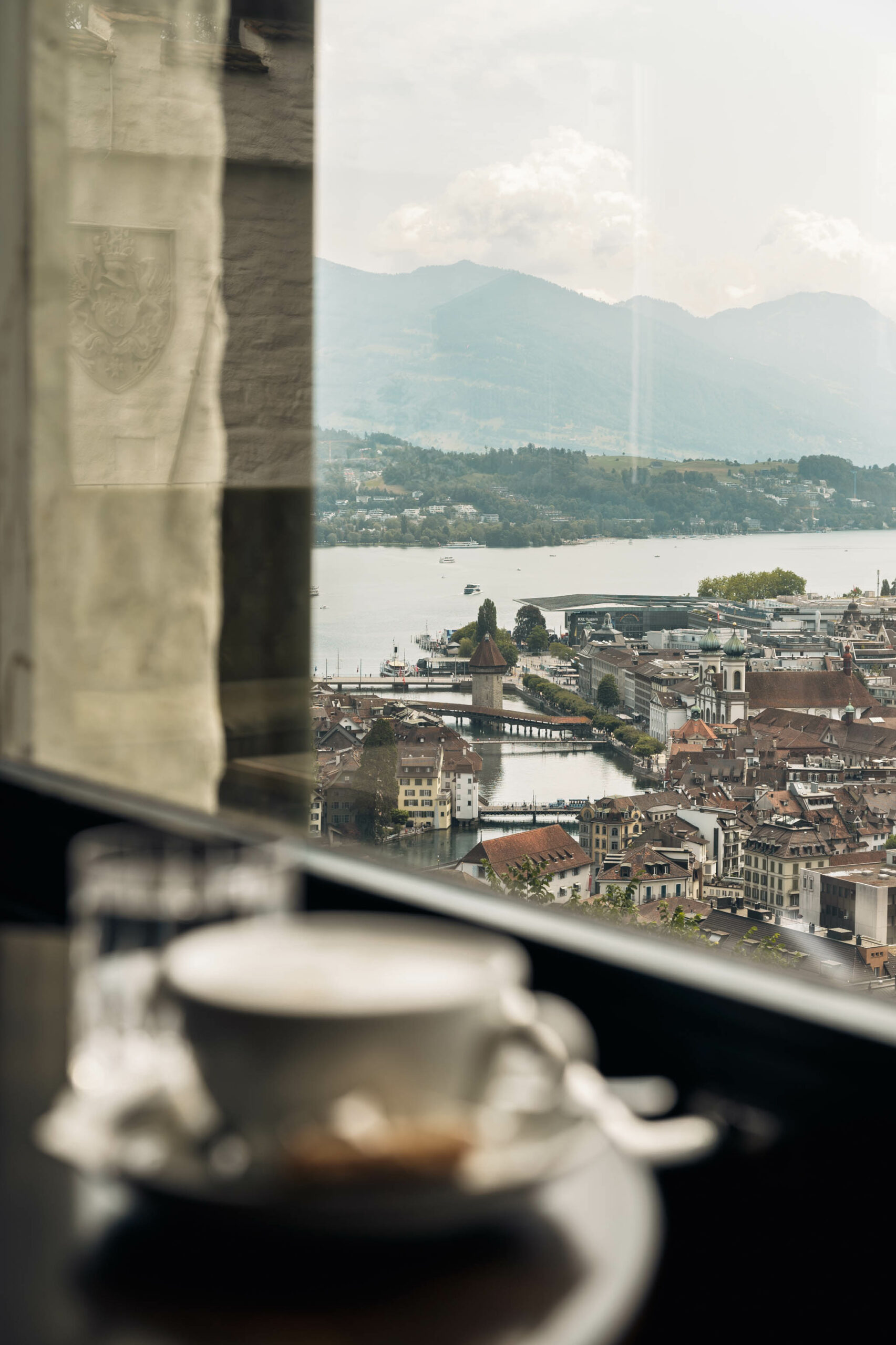 La terrasse du Château Gütsch et sa vue sur Lucerne, un café à la main