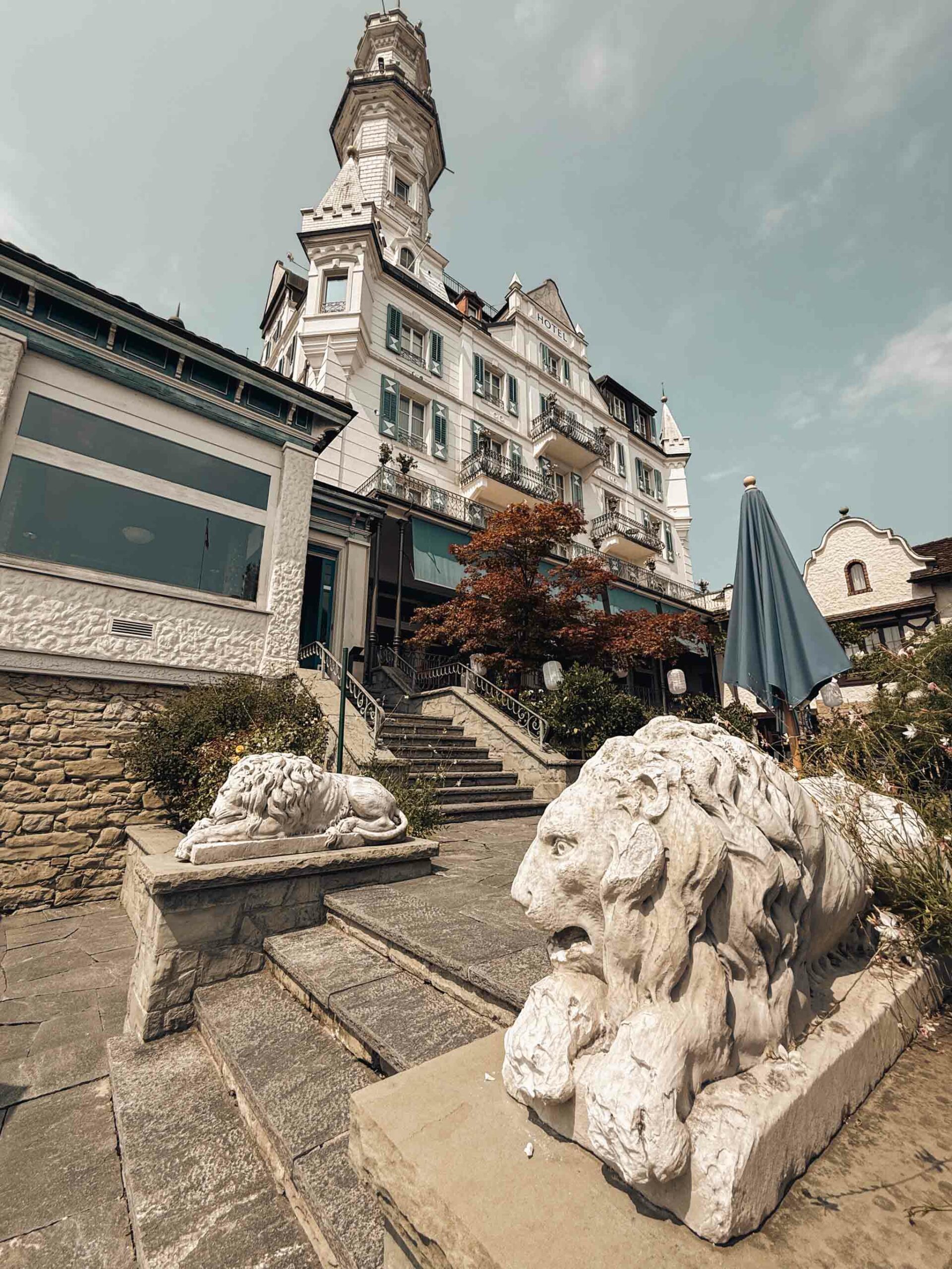 Le Château Gütsch, hôtel perché au-dessus de Lucerne, et sa terrasse