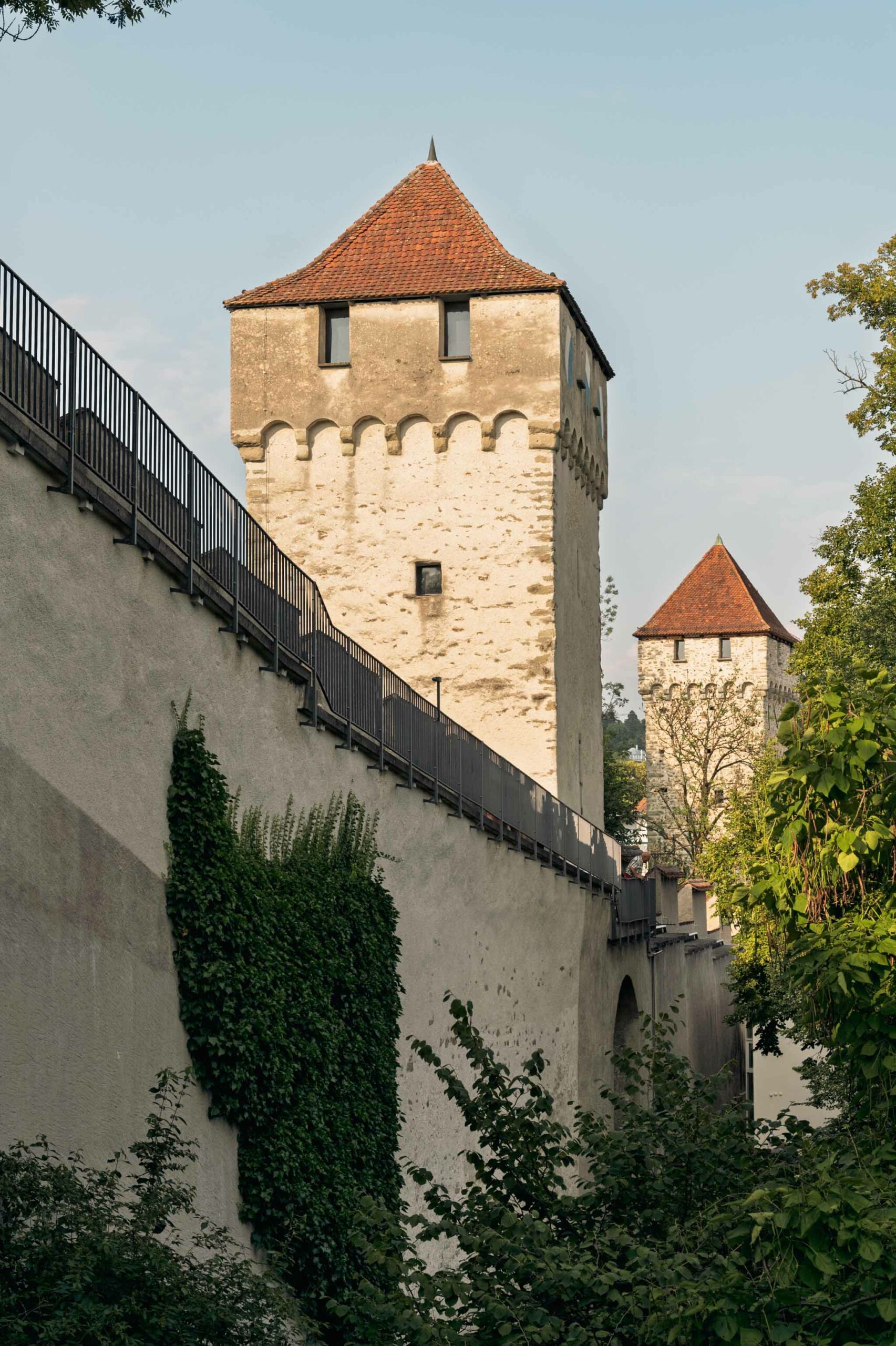 Un pont de bois et les remparts de Lucerne dans le même cadre