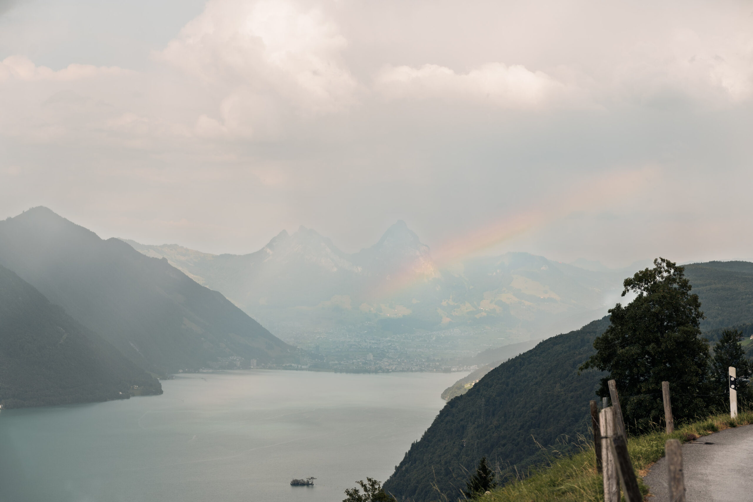 Un arc-en-ciel au-dessus du lac, vu depuis le Bürgenstock