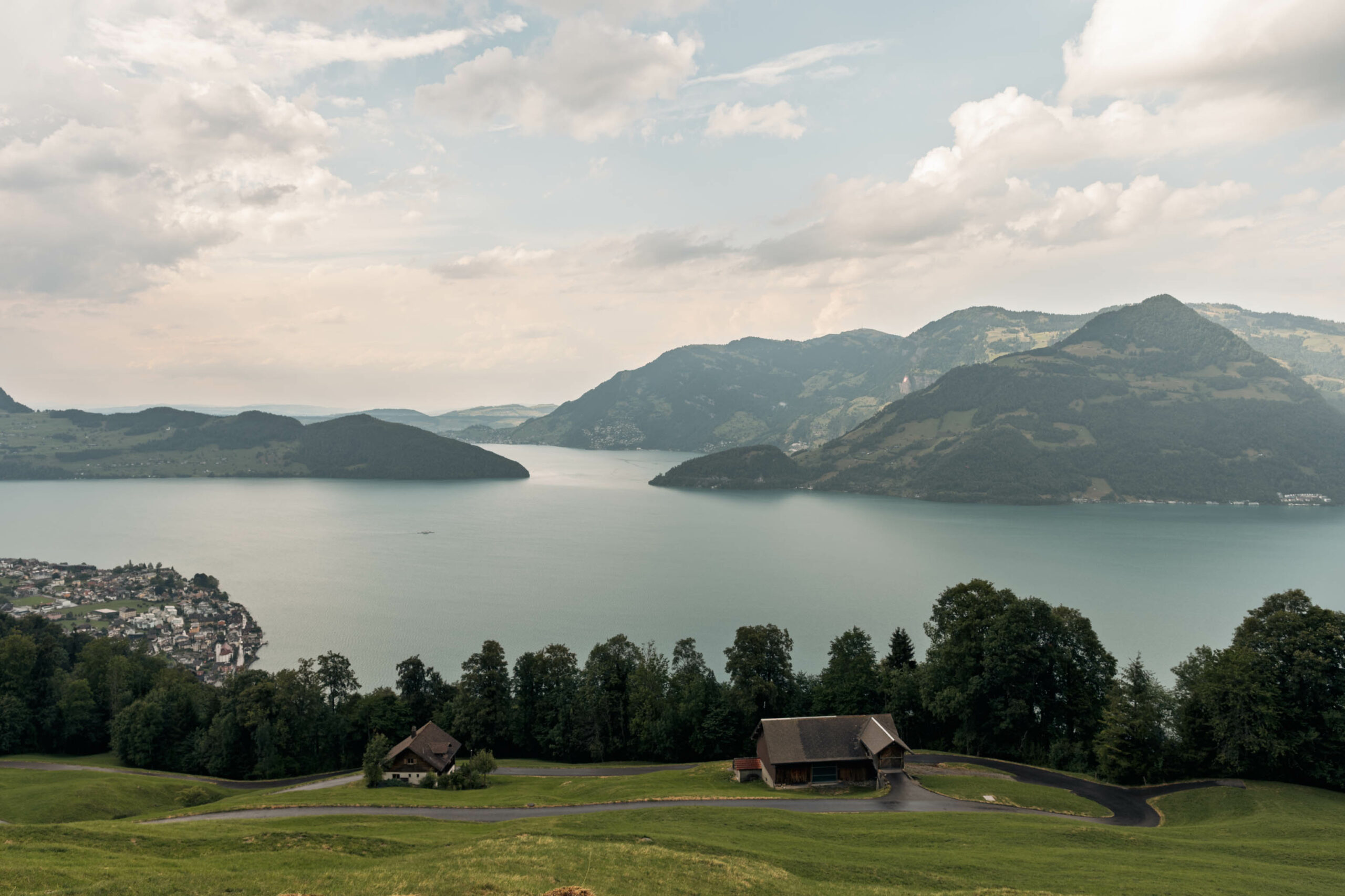 La route qui monte vers le Bürgenstock, au-dessus du lac des Quatre-Cantons