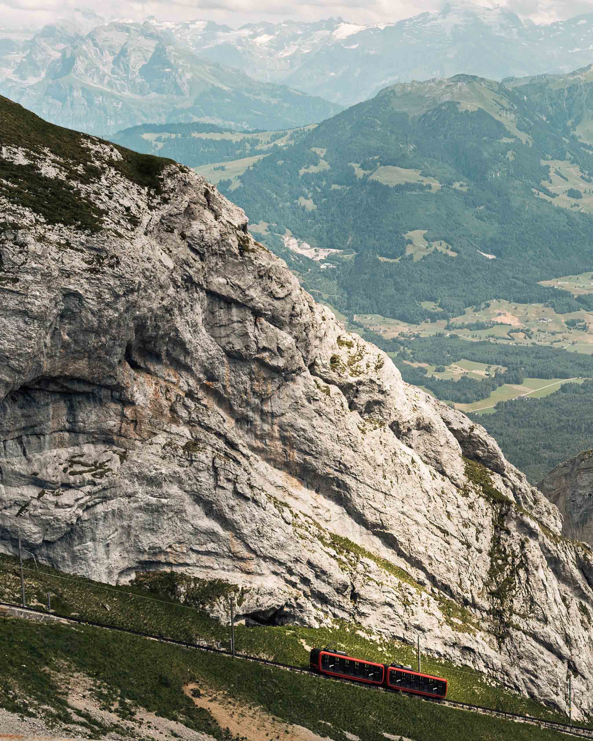 La crémaillère du Pilatus qui redescend vers le lac des Quatre-Cantons
