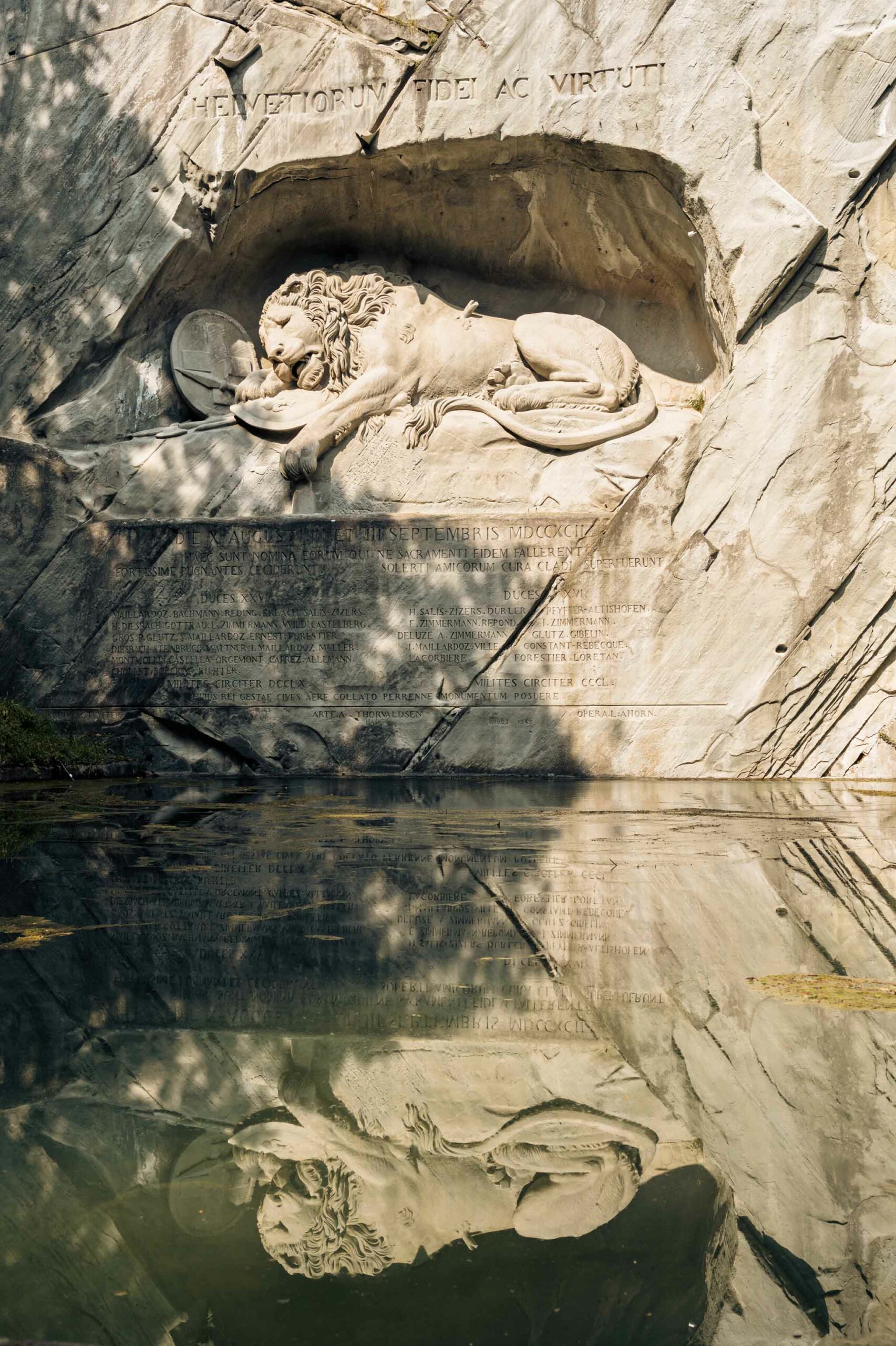 Le Löwendenkmal, le lion mourant taillé dans la falaise, à la dernière heure du jour