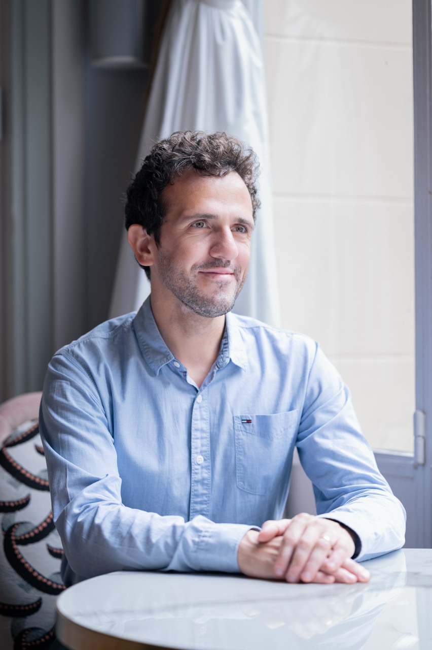 Portrait professionnel d'une entrepreneure cadré pour LinkedIn — photographe image de marque Versailles