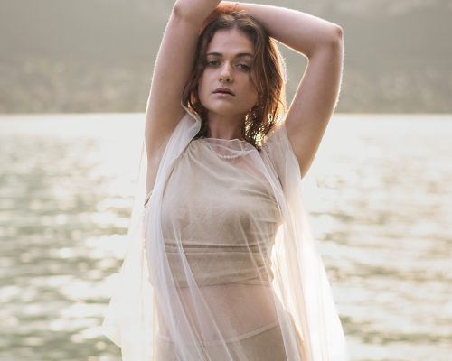 Reflets du soleil sur la peau, jeu de textures entre l’eau et le tissu de la robe de plage.